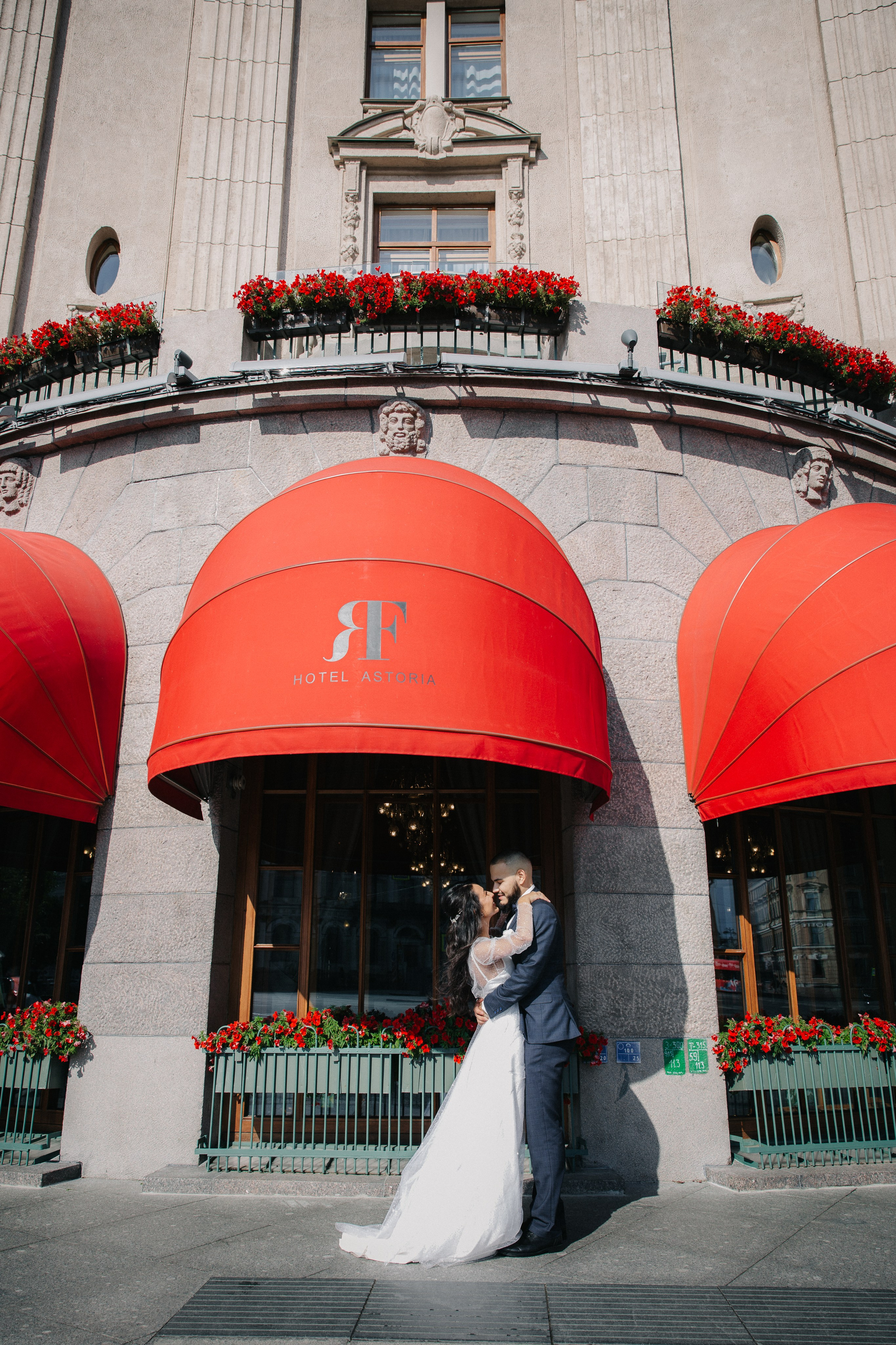 ВЫБОРГСКИЙ ЗАГС | июль, центр. Свадебный фотограф в Санкт-Петербурге Полина Корзухина