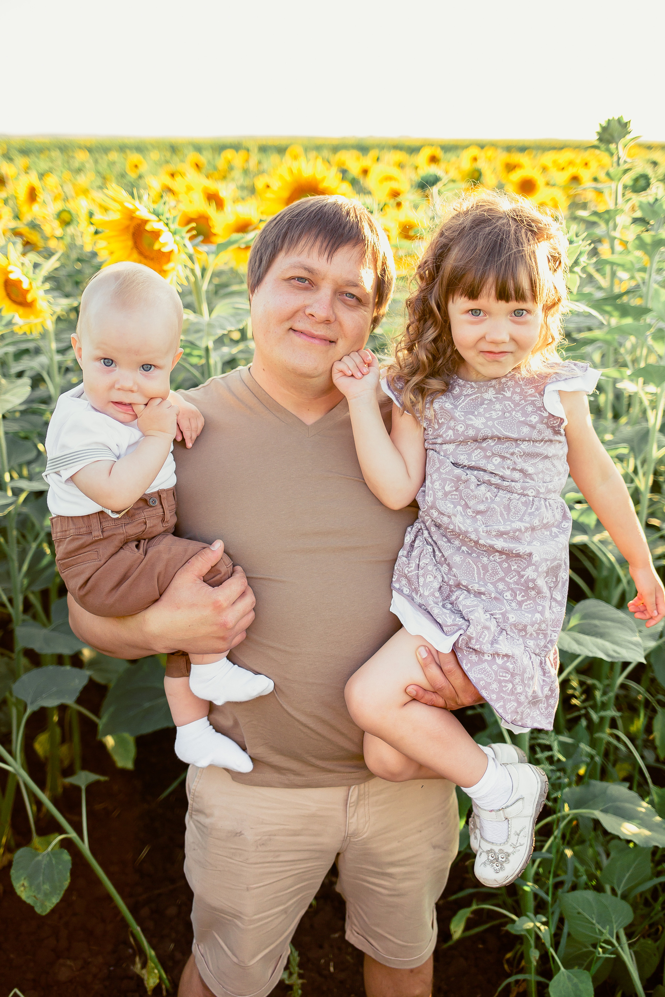 Семейная фотосессия в подсолнухах. Лето 2020. Семейный и детский фотограф в Пензе Анна Михайлова