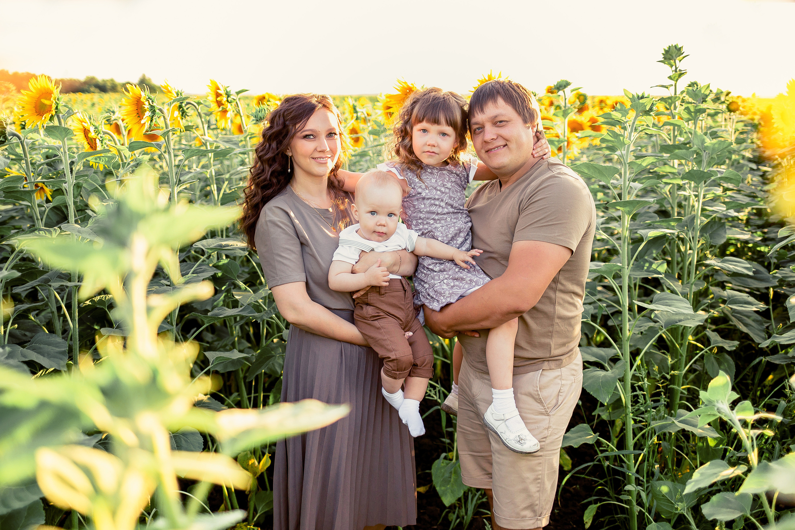 Семейная фотосессия в подсолнухах. Лето 2020. Семейный и детский фотограф в Пензе Анна Михайлова