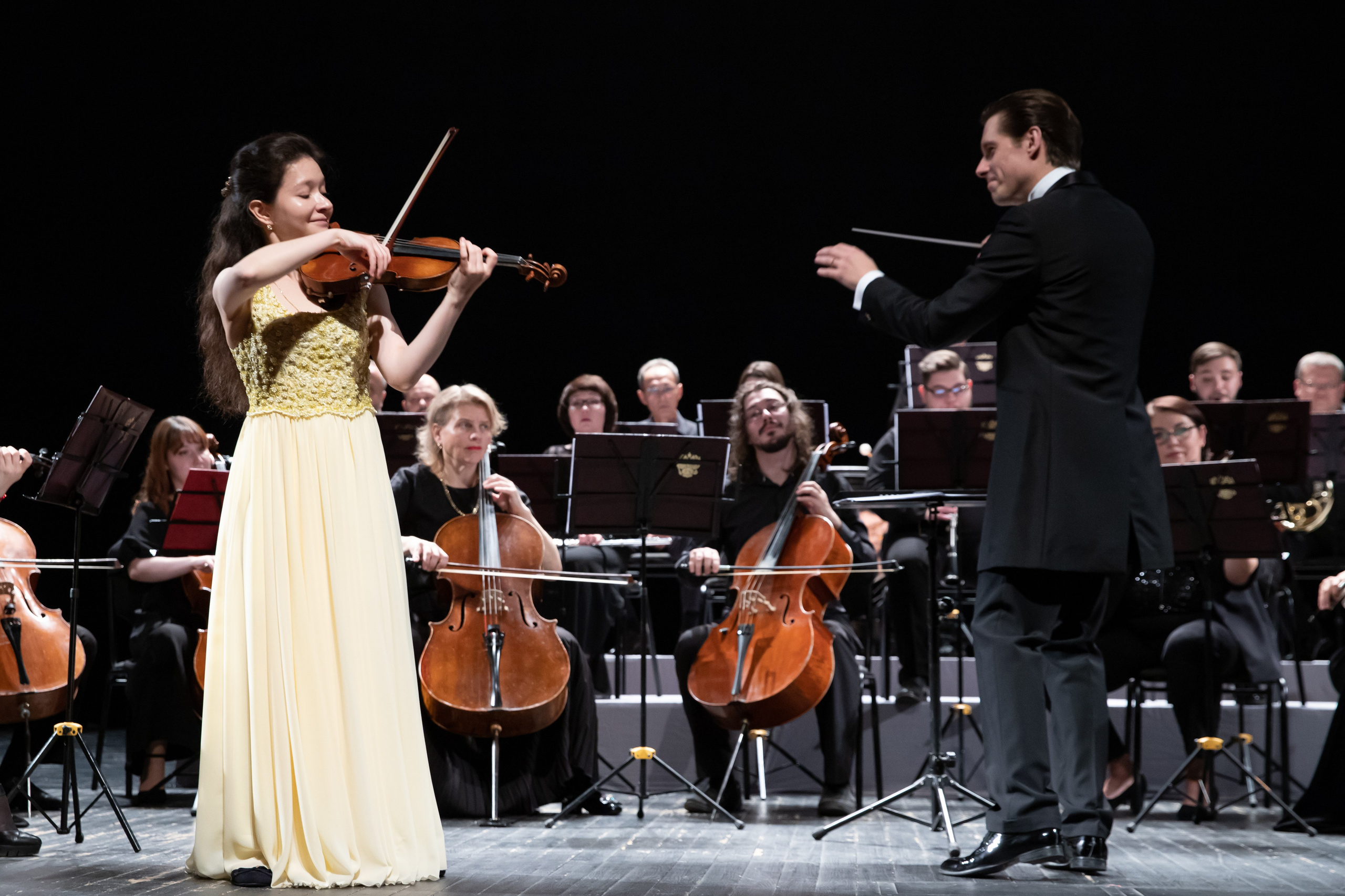 На сцене. Скрипачка Анна Савкина