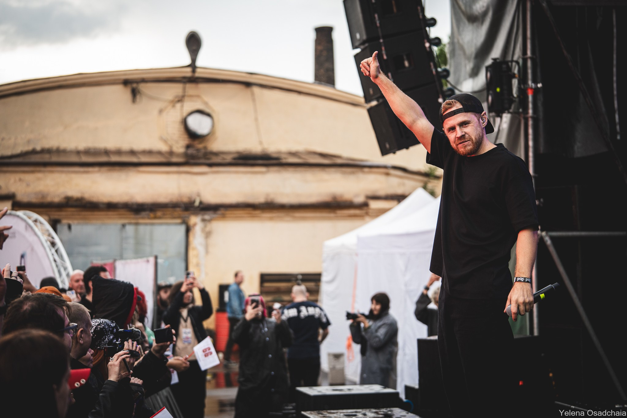 Живой 2025 — День 1. Елена Осадчая — фотографирую музыку на сцене и в жизни