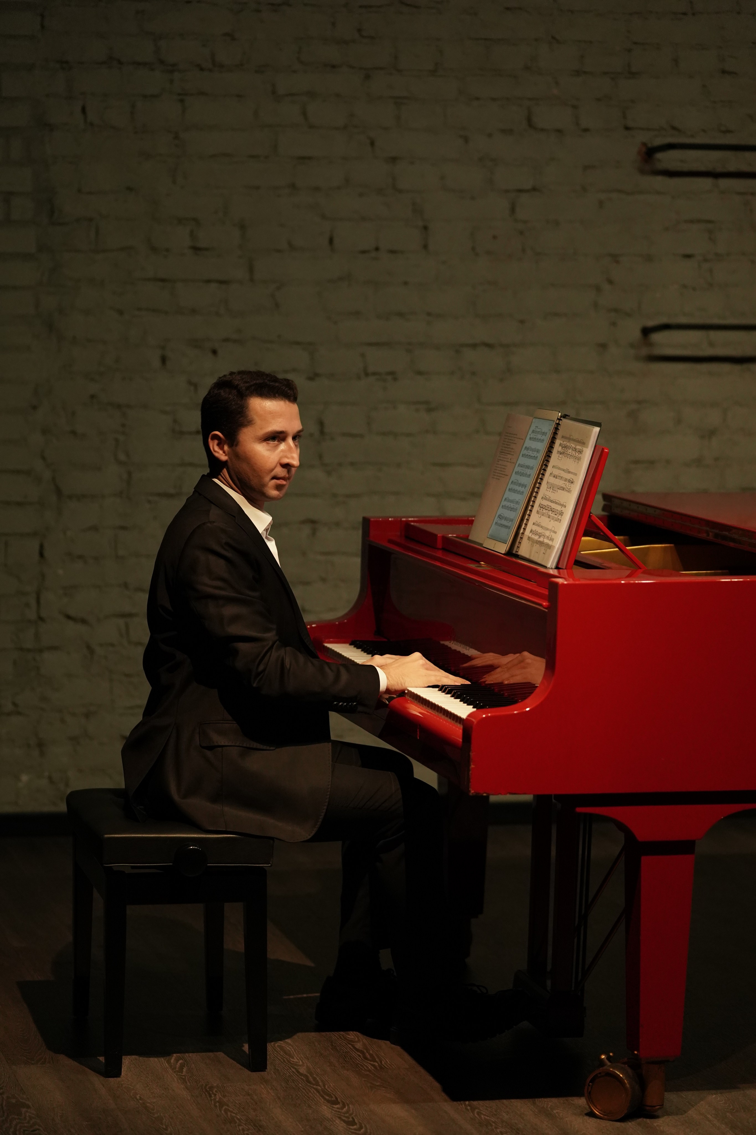 В сумраке Есенин-центра. 7/11/25. Фотограф Строгино Яна Гавриленко