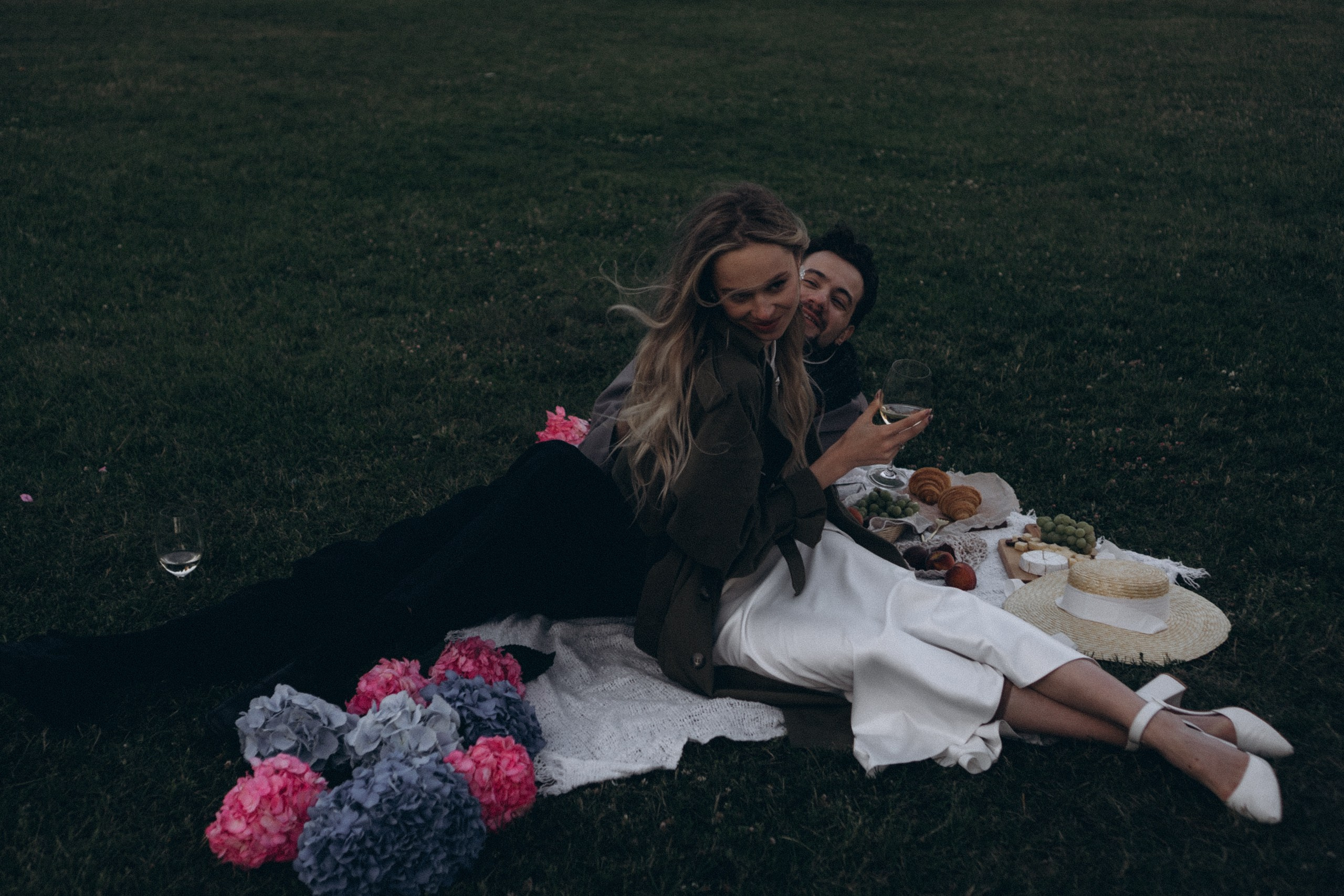 СВАДЕБНАЯ СЬЕМКА ПАРЫ НА РАССВЕТЕ В БЕЛЫЕ НОЧИ И ПРОГУЛКА С РАЗВОДНЫМИ МОСТАМИ И ПИКНИК ВОЗЛЕ ИСАКИЕВСКОГО СОБОРА. Профессиональный фотограф, Санкт-Петербург — Виктория Богомолова