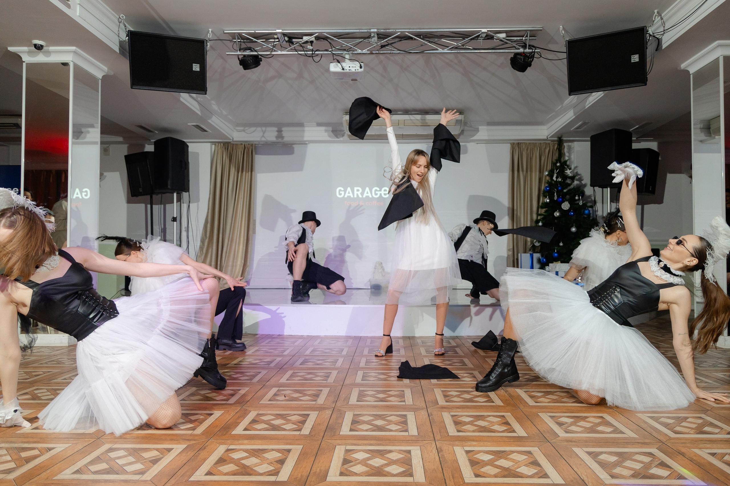 Корпоративная фотосъемка для кафе GARAGE | Новый год 2025 | Минск. Свадебный фотограф в Минске/Беларуси Сергей Спиридонов