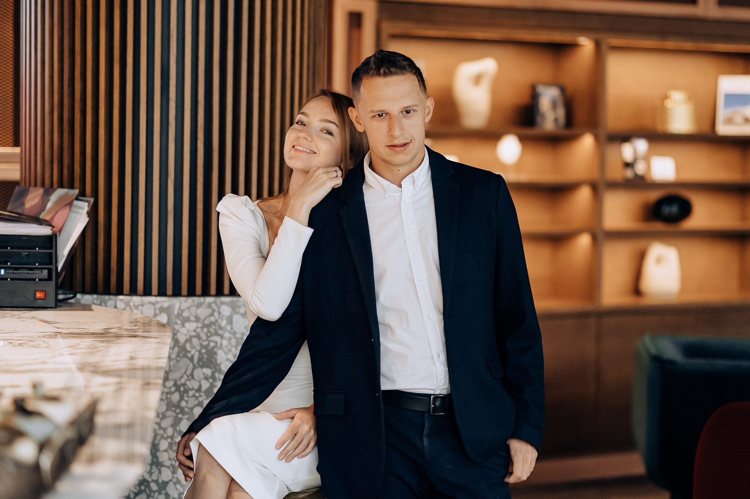 Жених и невеста у бара в Movenpick