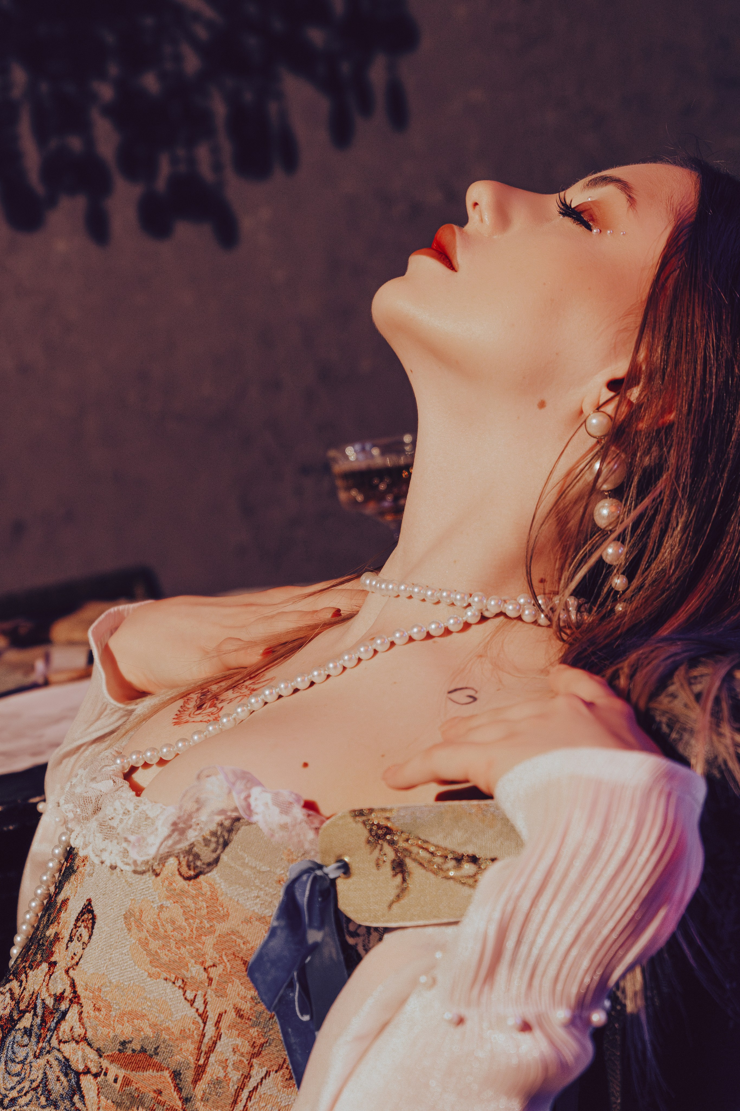 Элегантная фотосессия в стиле ретро для бара ПарамоновЪ с деталями образа. Роскошные кадры, подчёркивающие красоту модели.