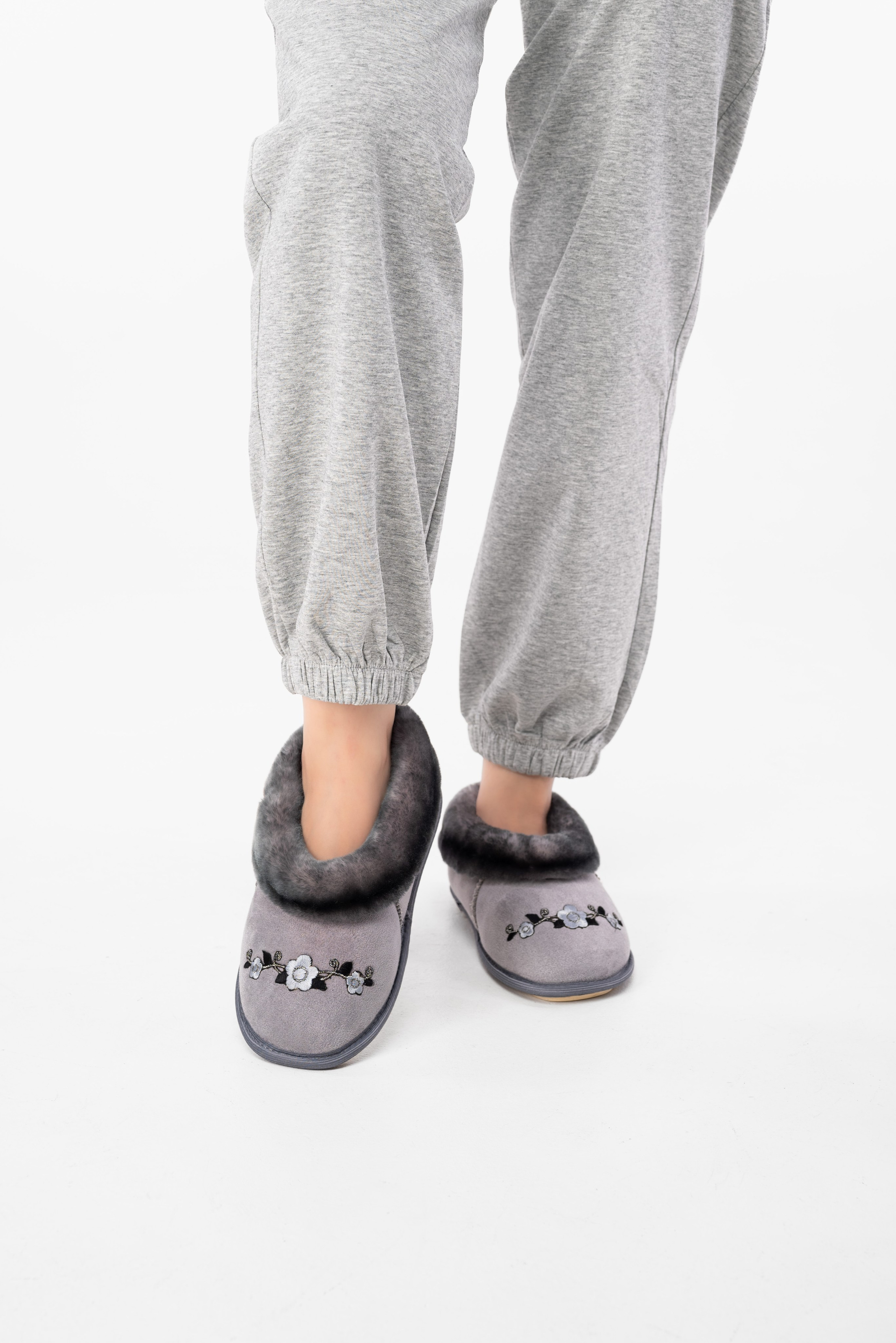 Тапочки и чуни. Предметный фотограф, фото для маркетплейсов Пятигорск, КМВ