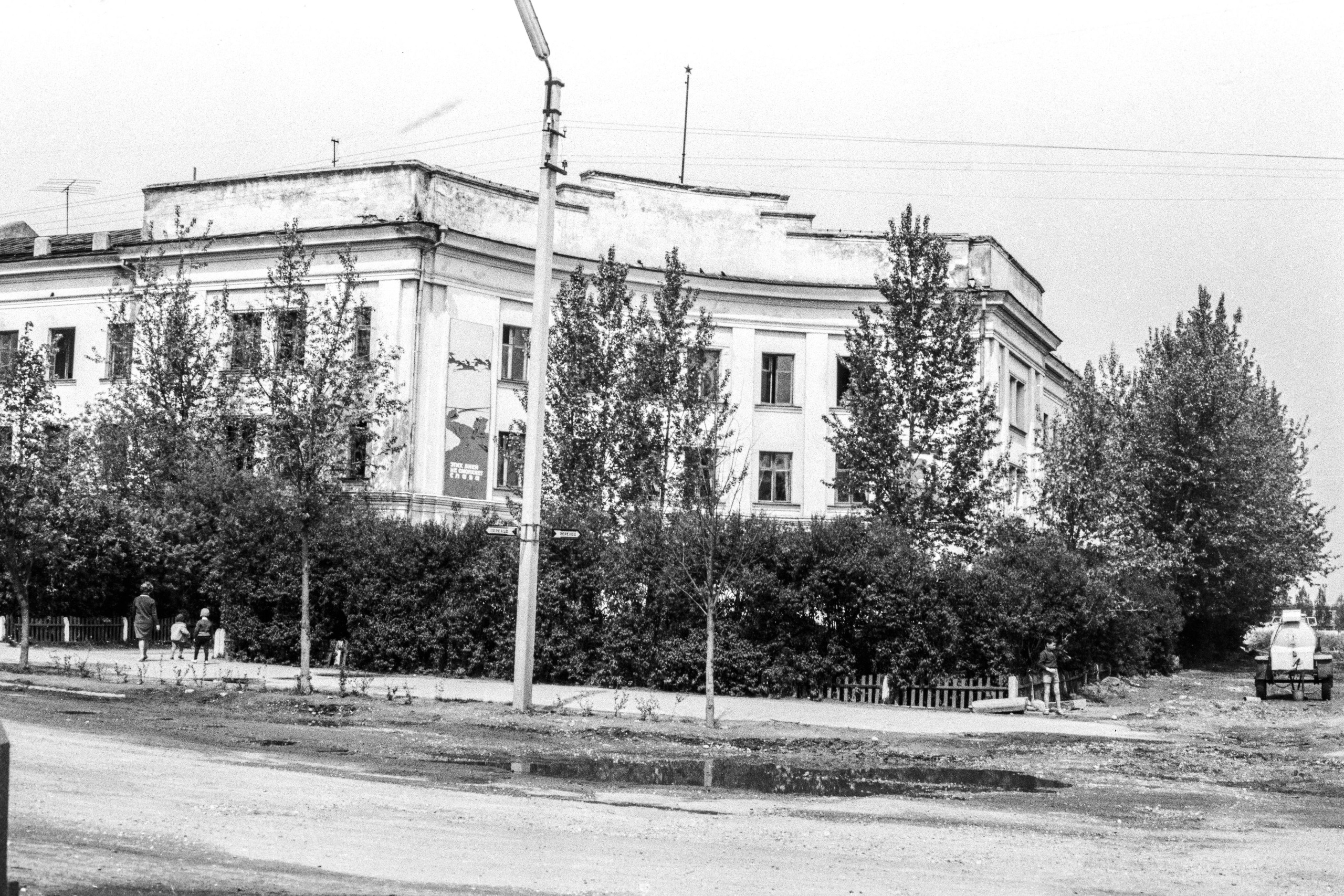 22 июня 1960 г. началось переоборудование здания бывшего управления КГБ Молодечненской области для музыкального училища. 