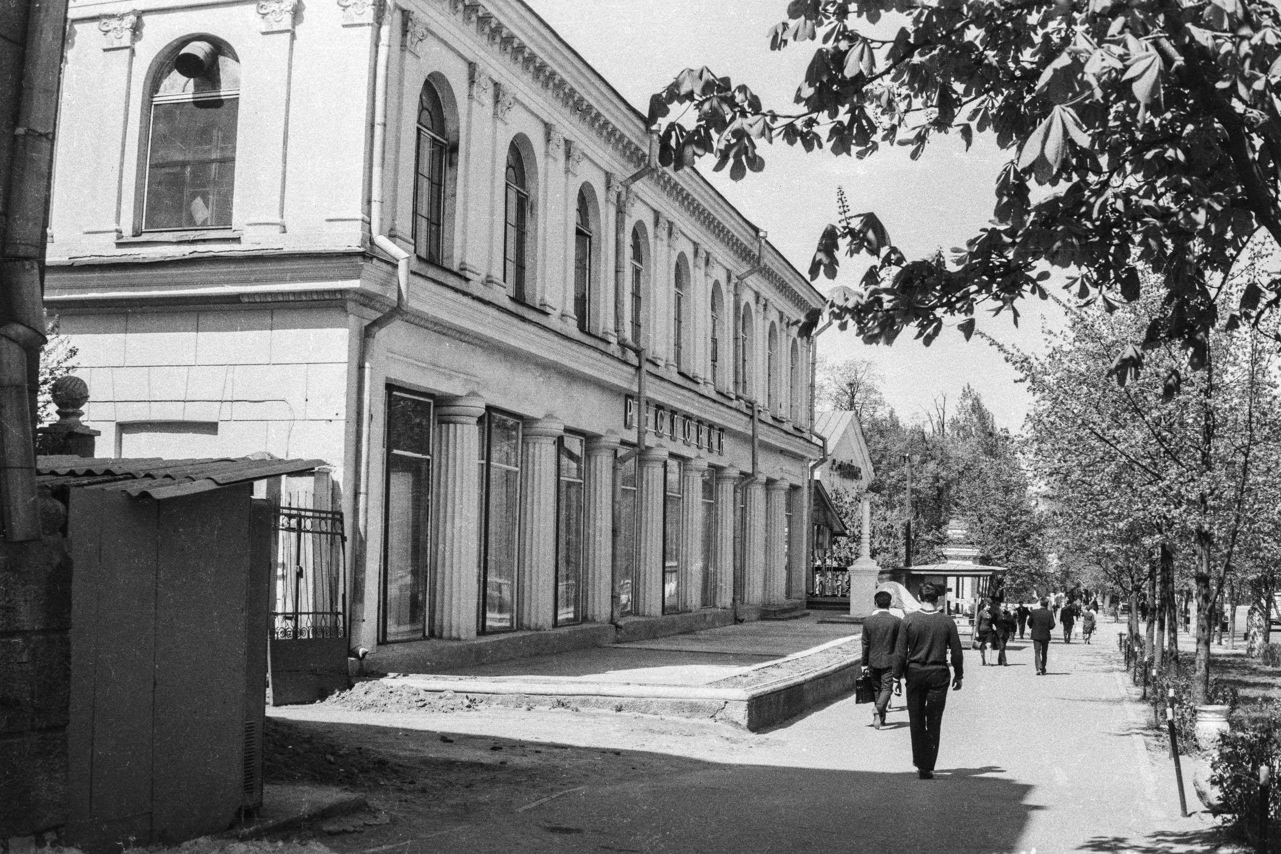 В середине 1950-х на ул. Притыцкого появился ресторан  «Папараць кветка»
