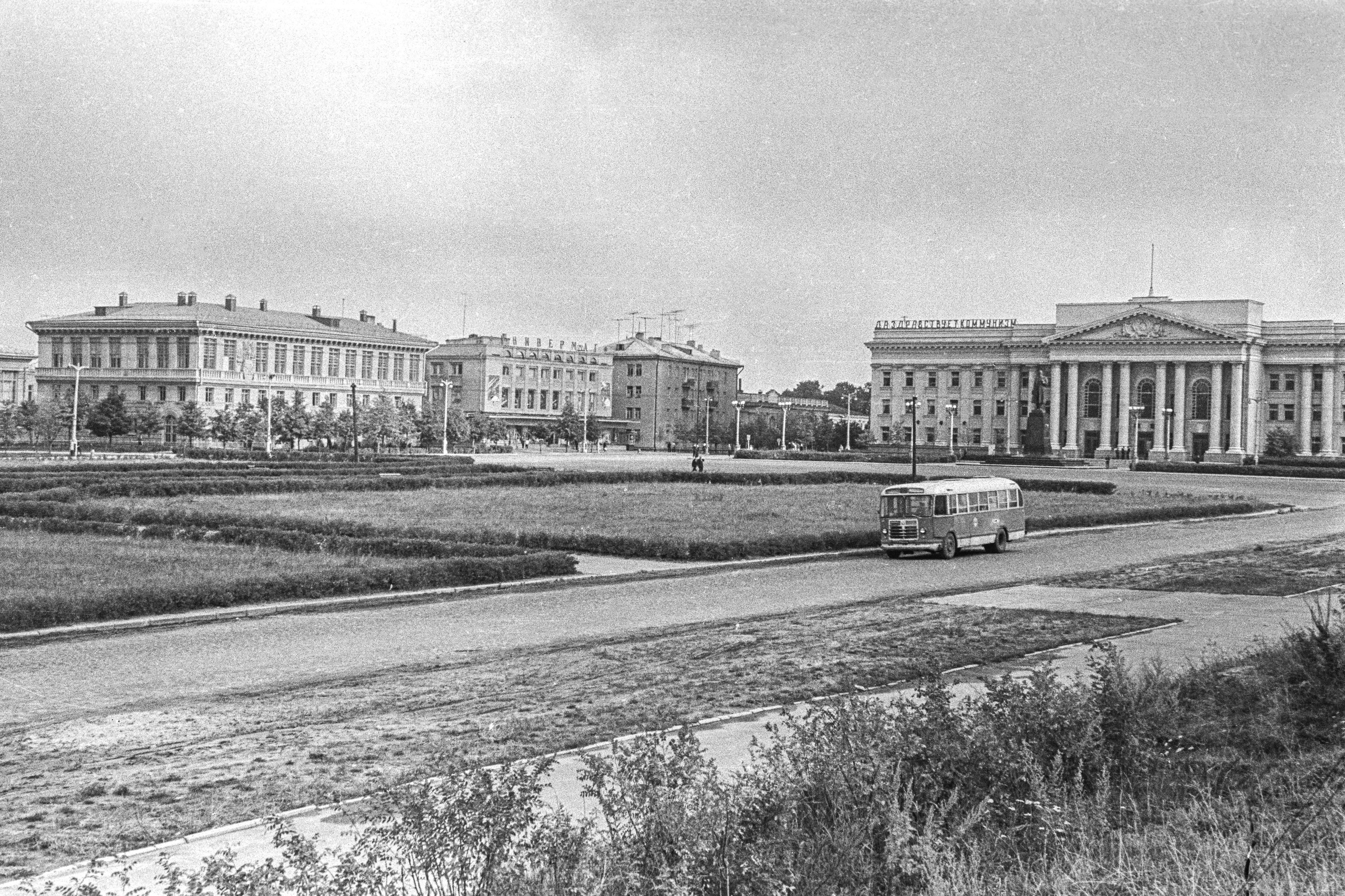 Вид площади со стороны кооперативного техникума.