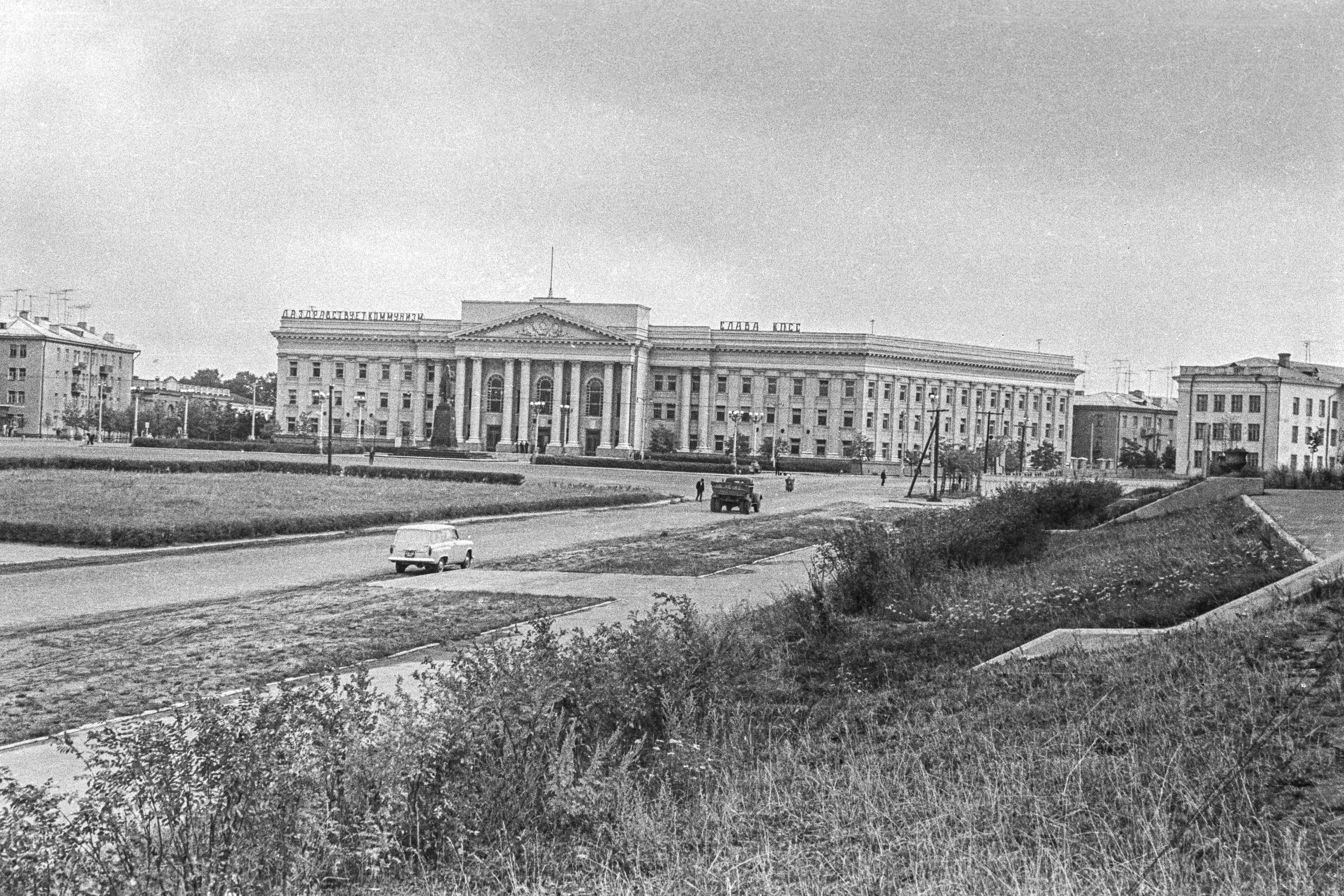 Вид площади со стороны кооперативного техникума.