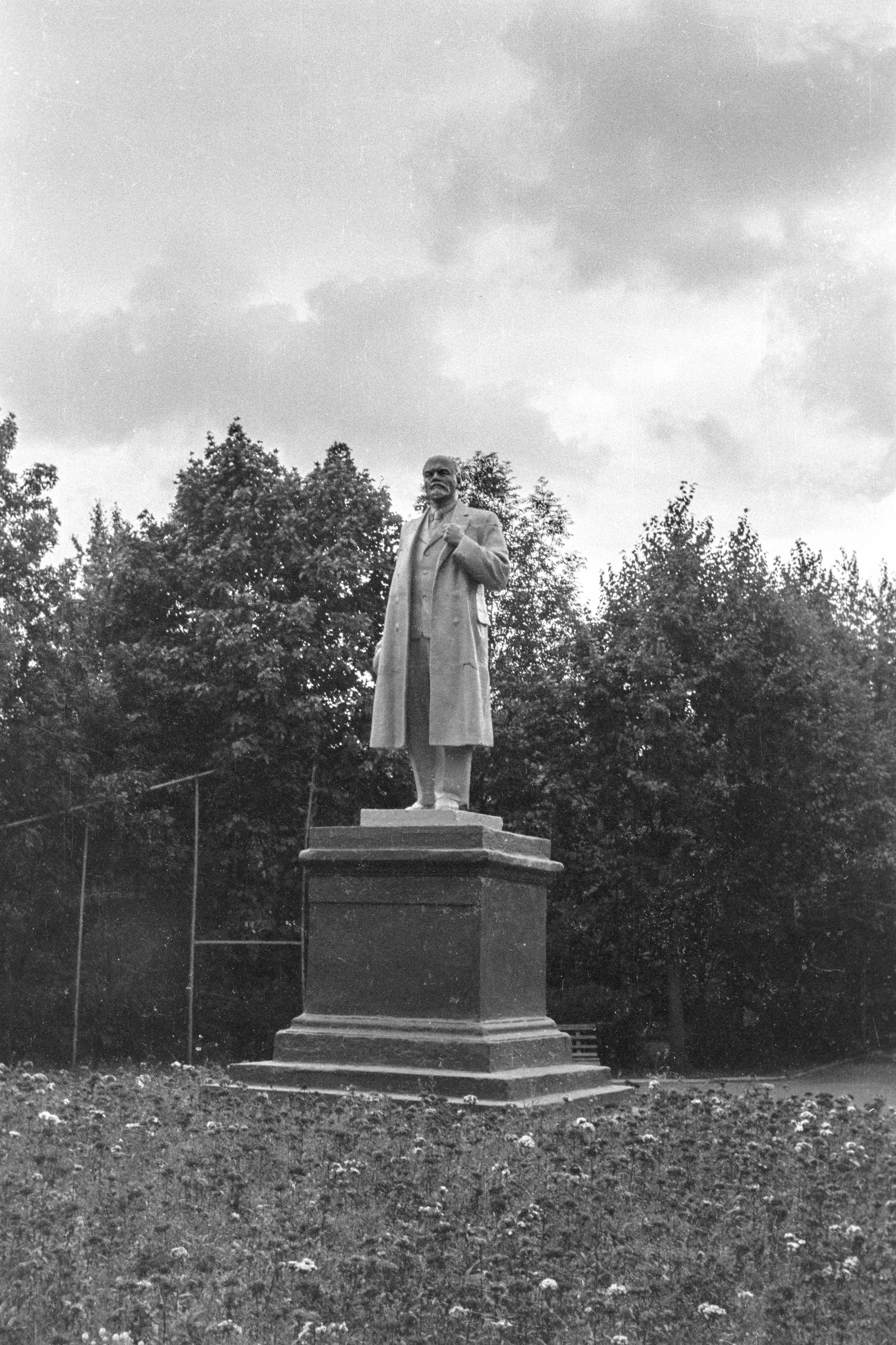 Памятник в парке