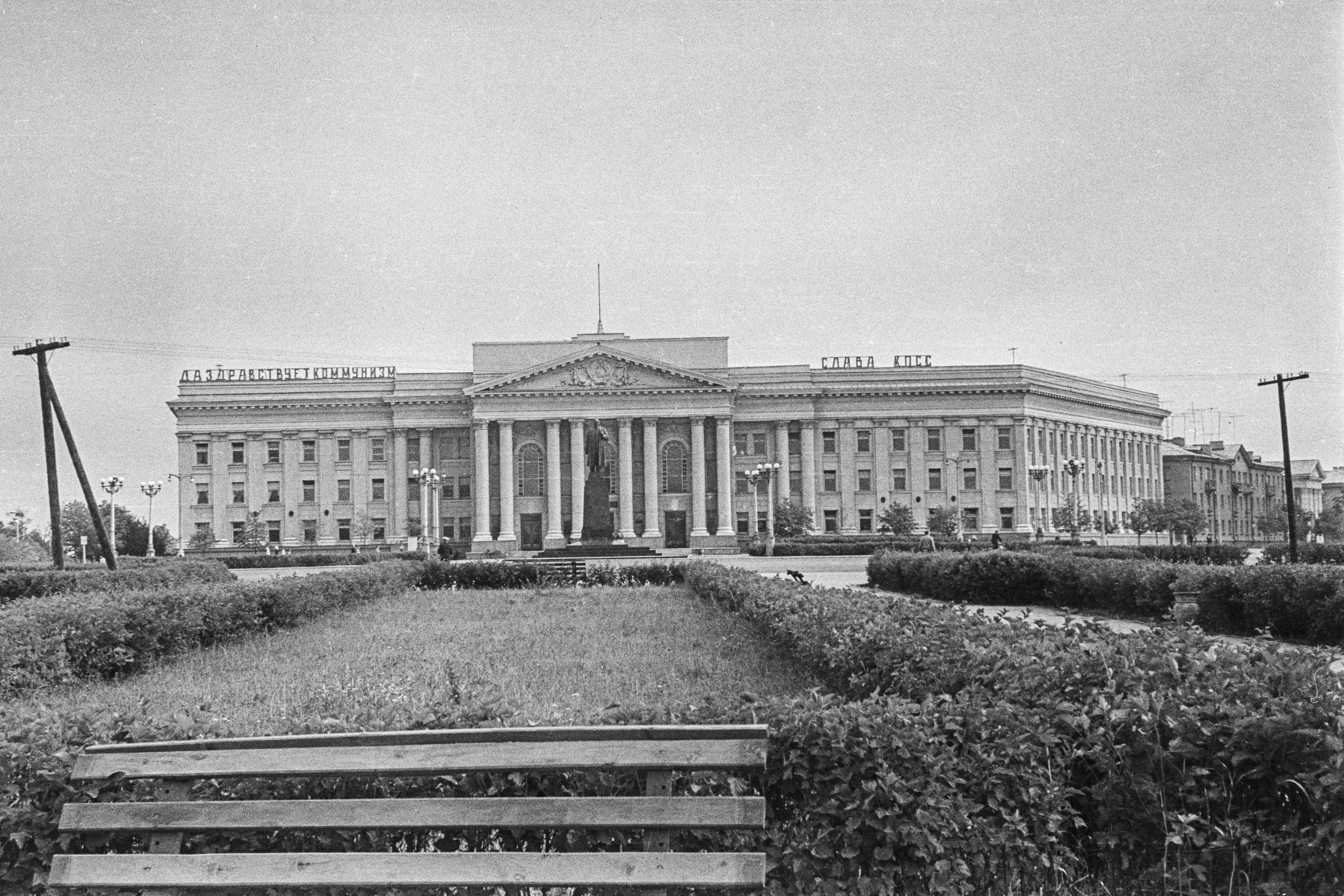 Здание политехникума и "сквер" перед ним.