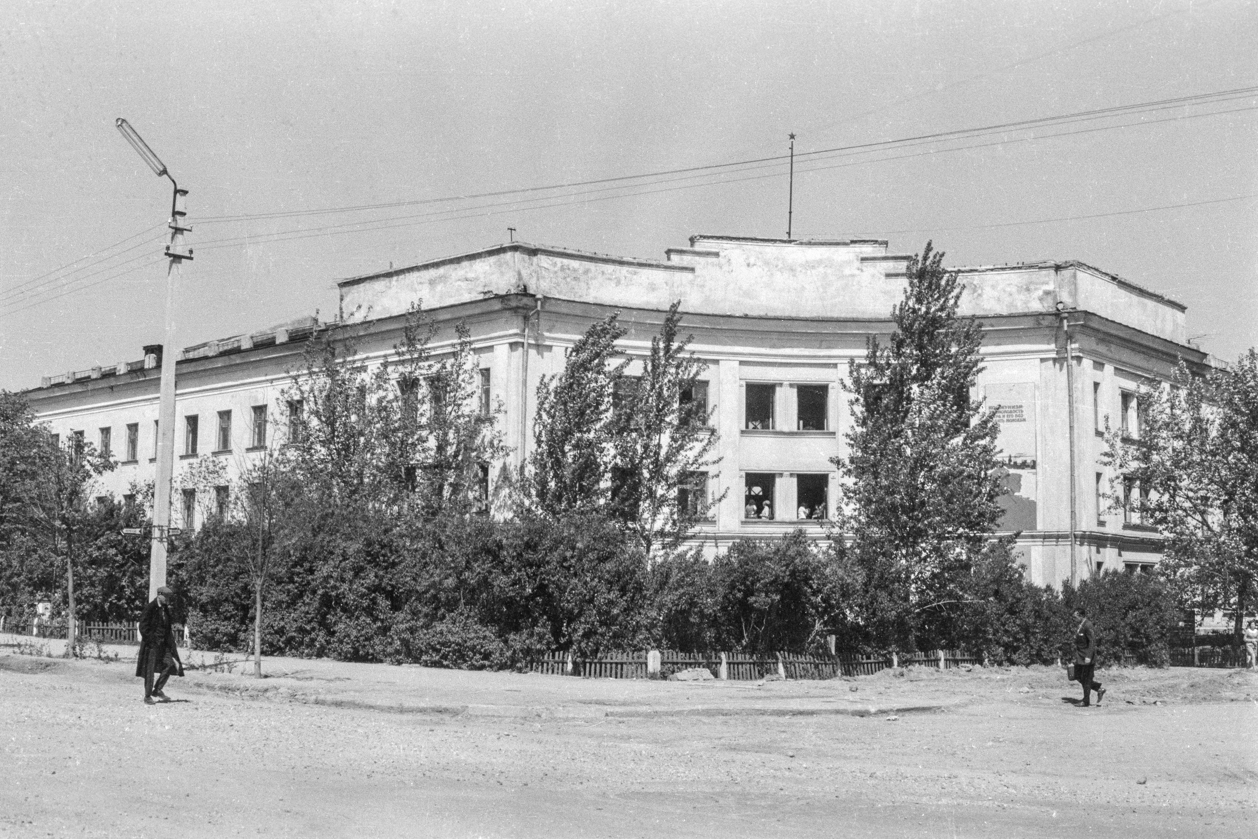 22 июня 1960 г. началось переоборудование здания бывшего управления КГБ Молодечненской области для музыкального училища. 