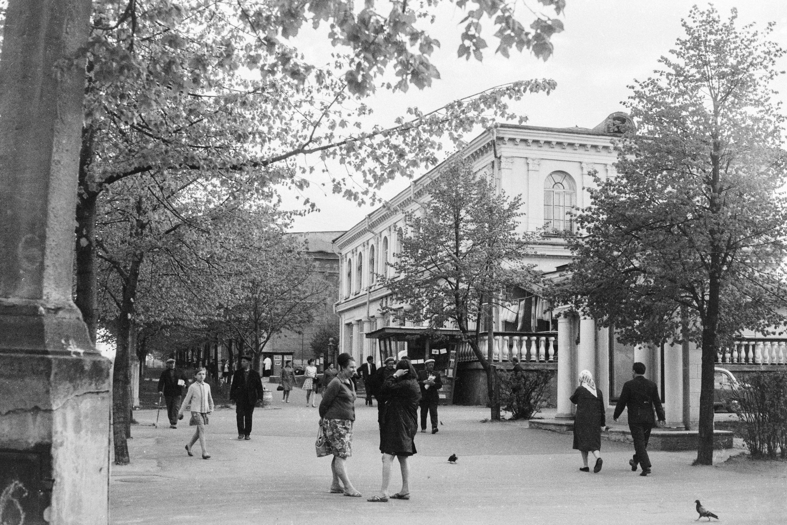 Возле кинотеатра "Радзiма"...