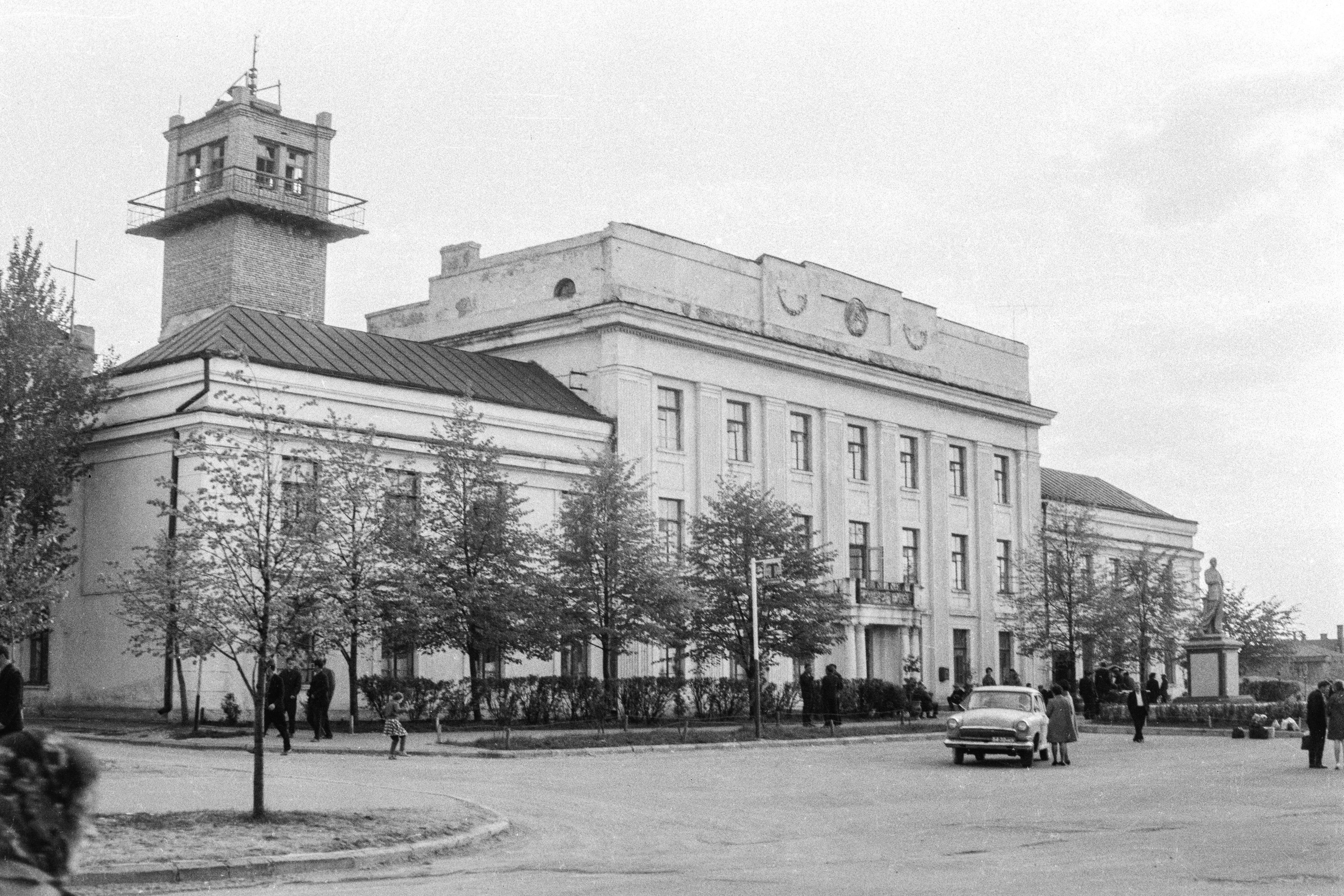 Чиновники польской администрации раньше размещались в этом здании староства. Теперь тут налоговая.