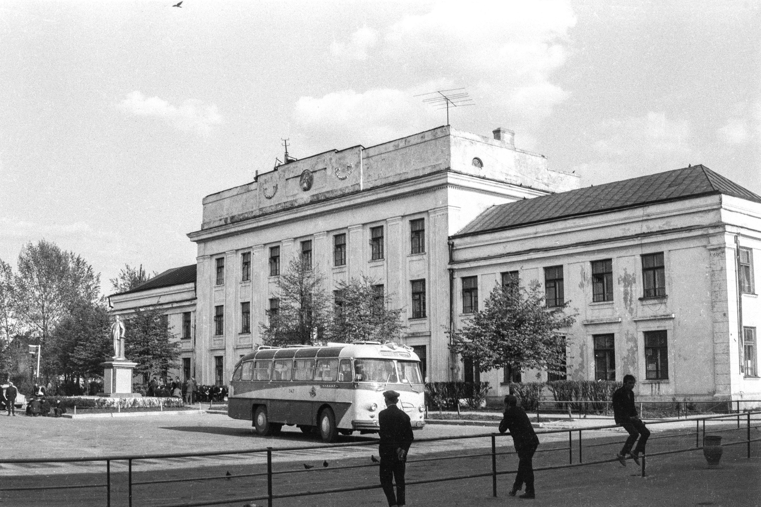 Чиновники польской администрации раньше размещались в этом здании староства. Теперь тут налоговая.