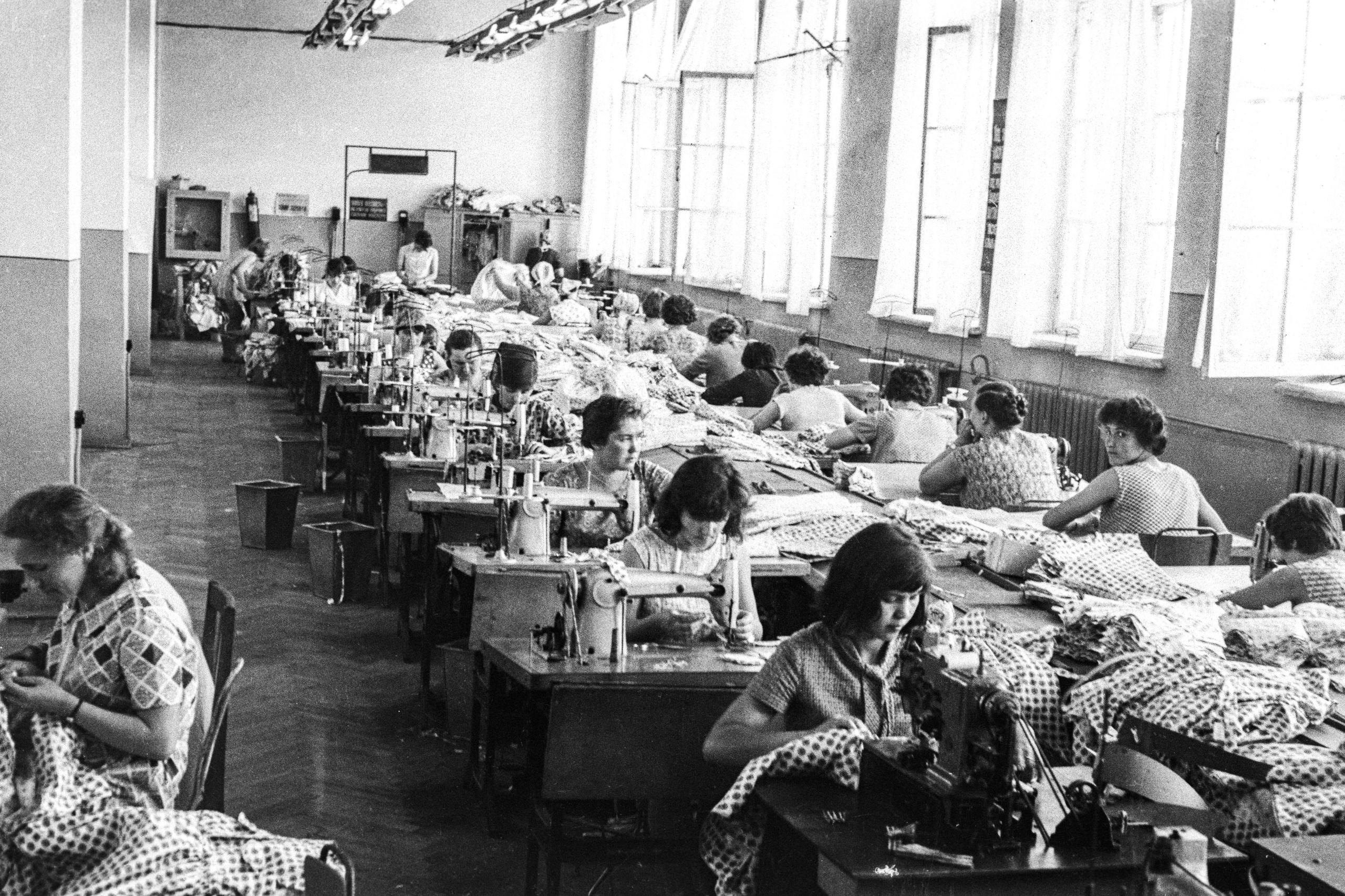 В цеху швейного производственного объединения «Комсомолка»