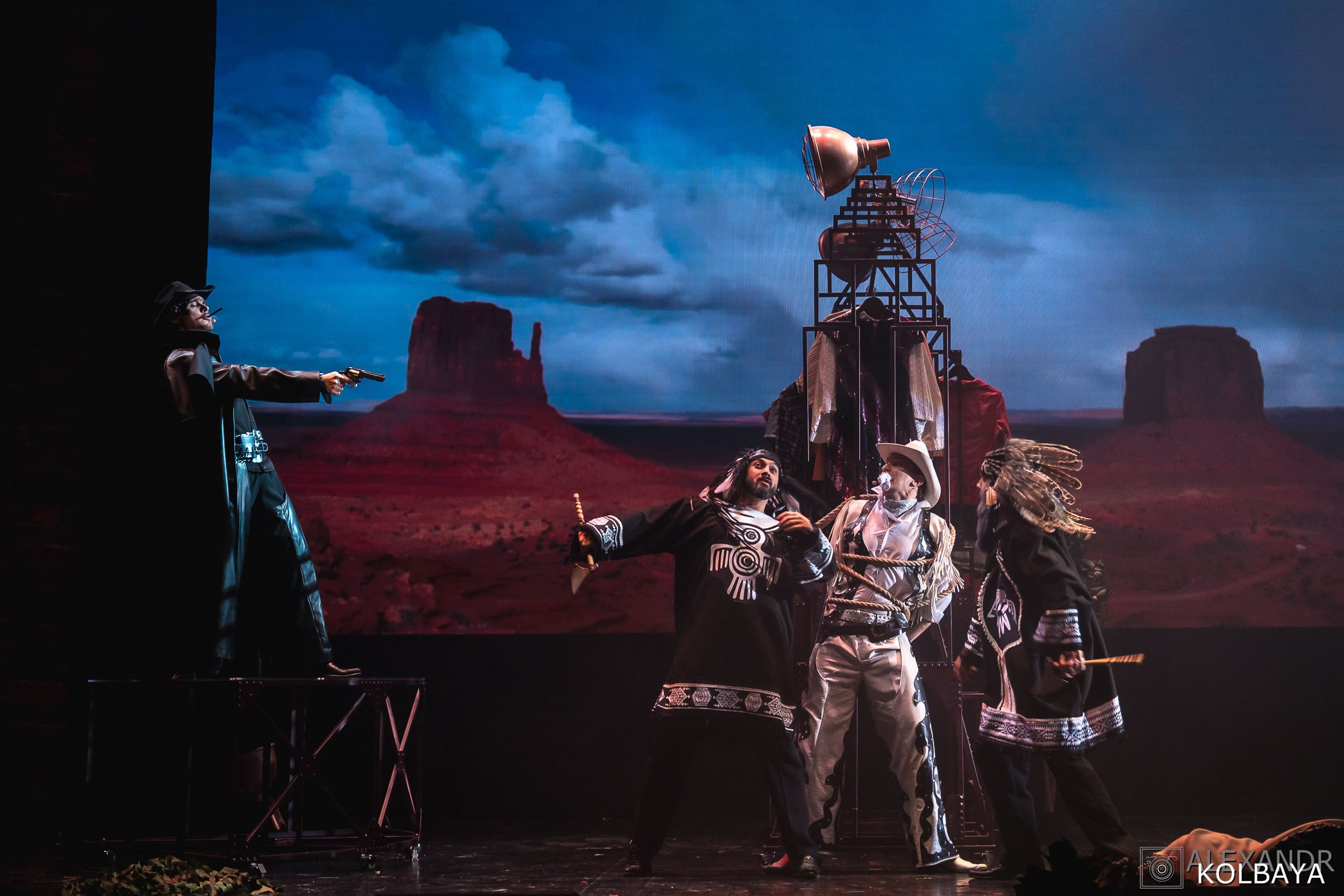 Фотографии со спектакля «Привет, я тетя Чарли». Концертный и театральный репортажный фотограф в Москве Александр Колбая