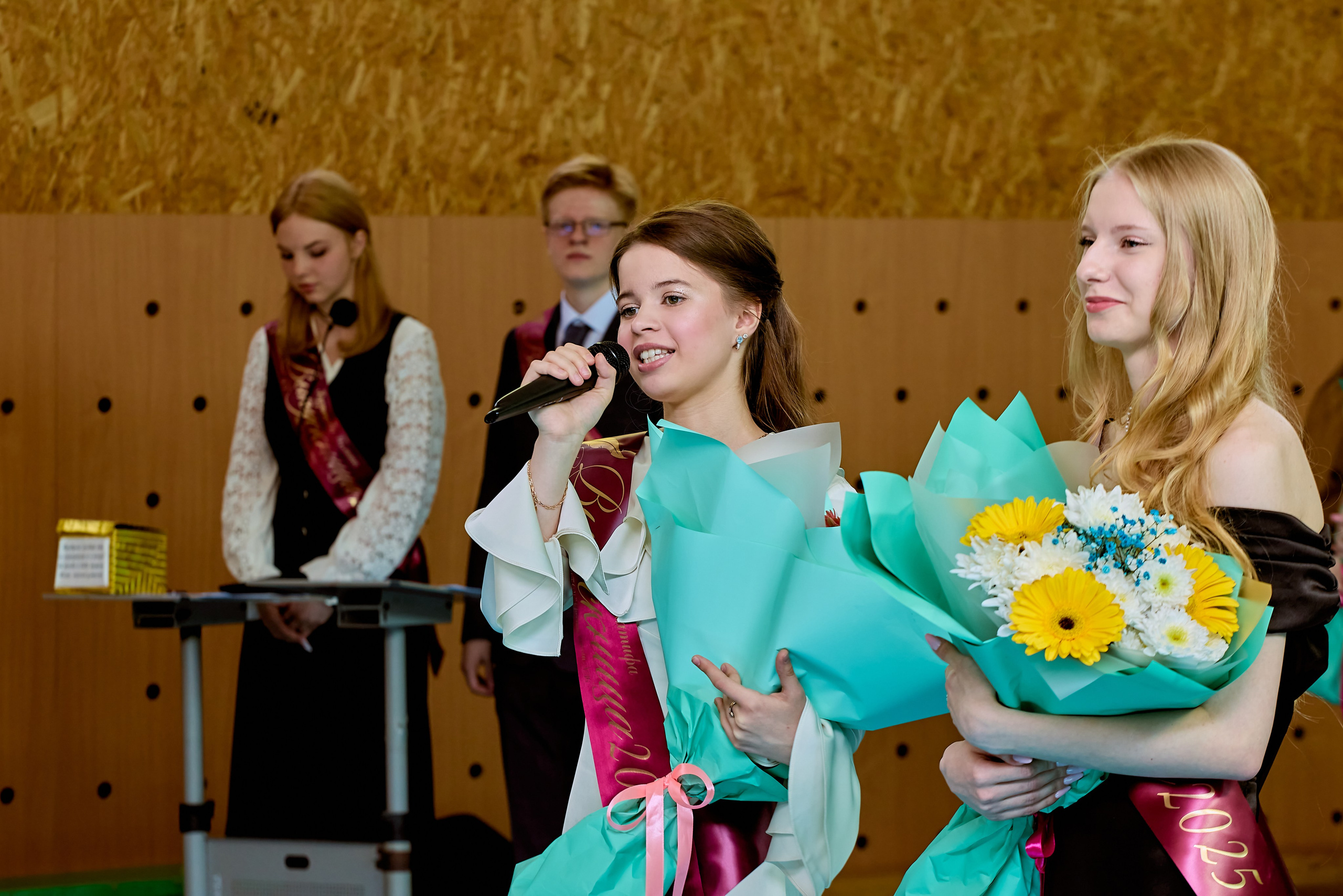 Светлая улыбка и надежда в глазах выпускников, фото Николая Голованова, г. Дзержинск.