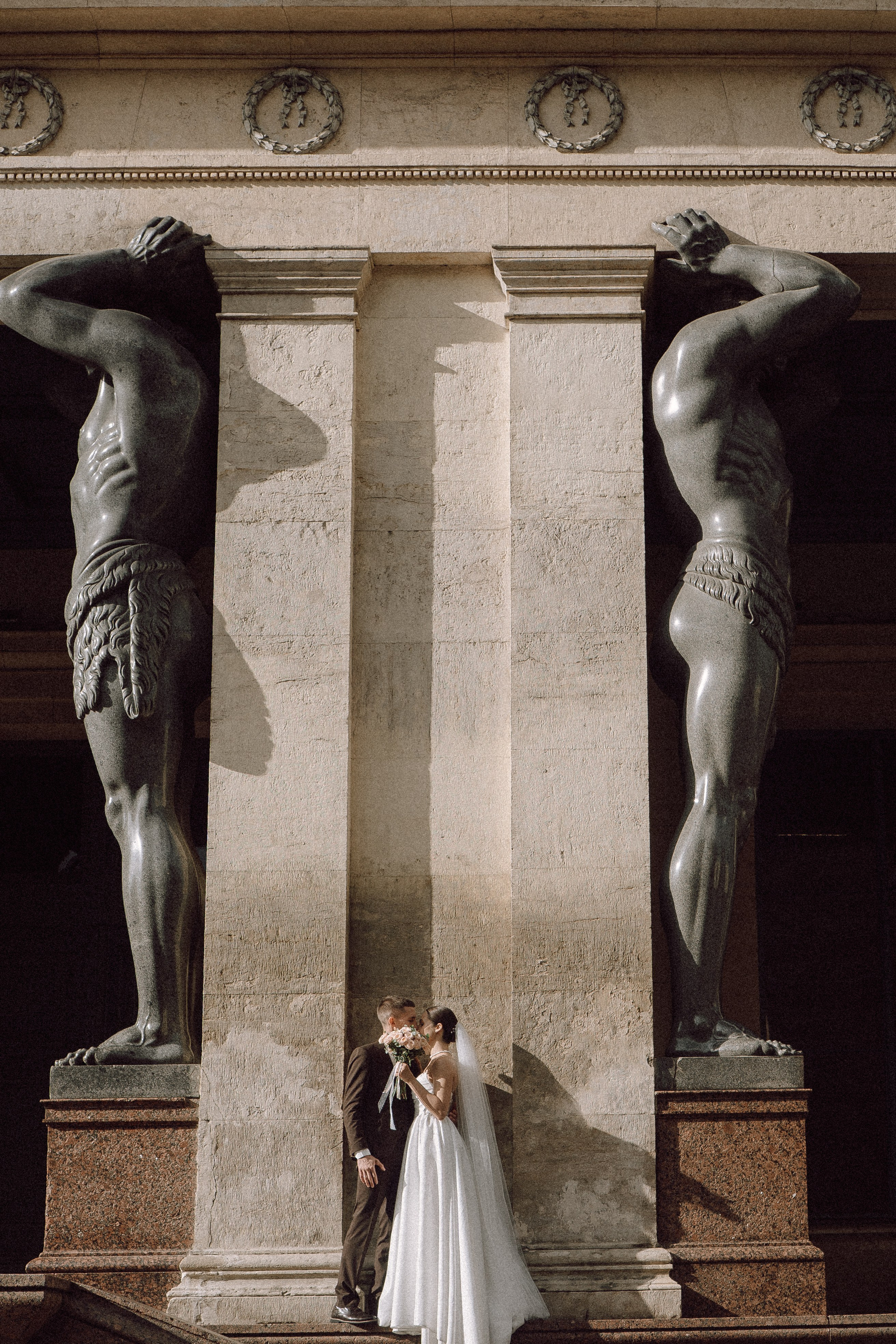 СВАДЕБНАЯ ПРОГУЛКА В САНТК-ПЕТЕРБУРГЕ (ИСАКИЕВСКИЙ СОБОР, ЗИМНЯЯ КАНАВКА, ЭРМИТАЖ И БОЛЬШАЯ МОРСКАЯ УЛИЦА). Профессиональный фотограф, Санкт-Петербург — Виктория Богомолова