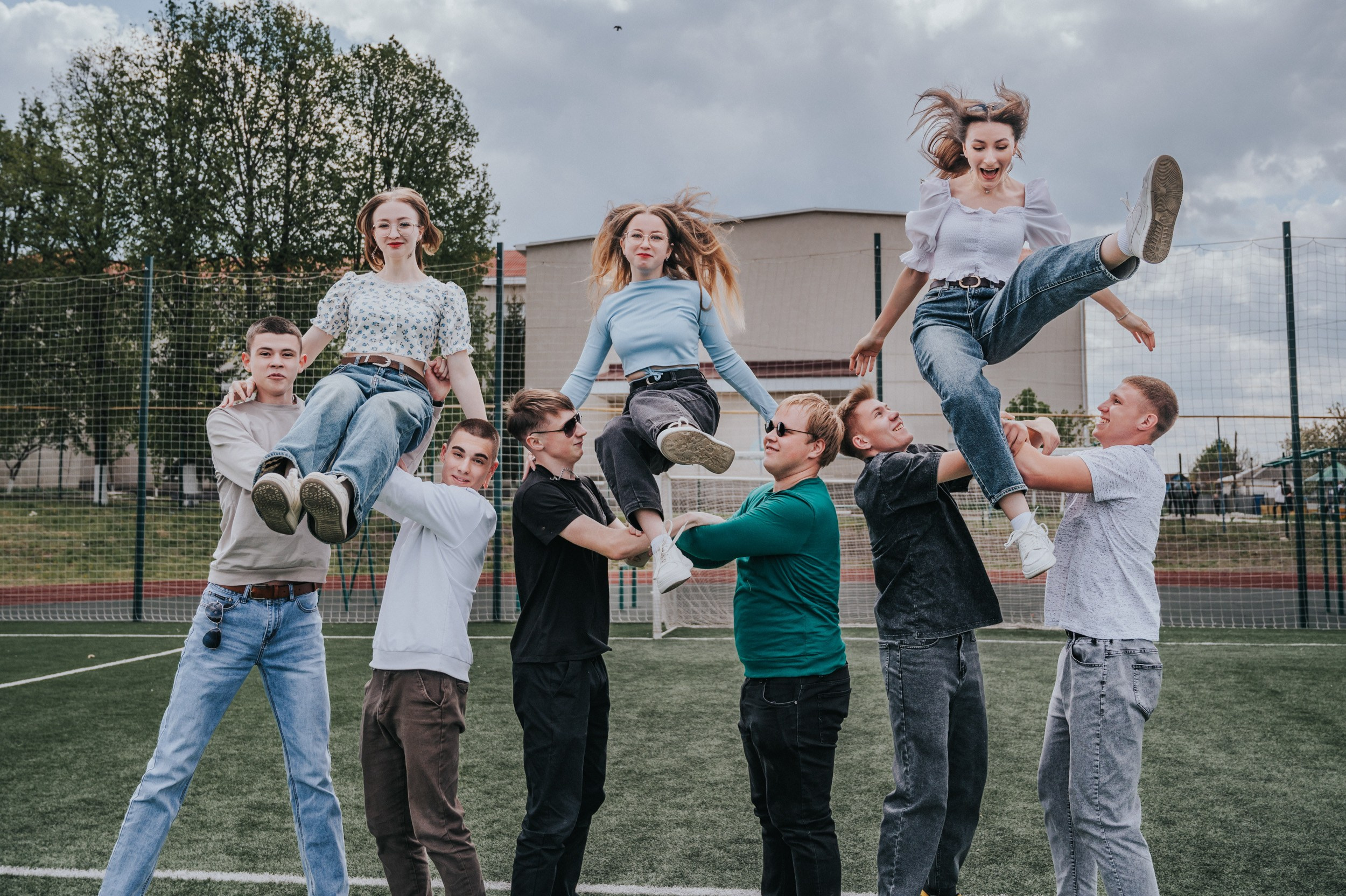 Спортплощадка. Выпускные альбомы и Школьный фотограф в Алексеевке, Бирюче, Красном