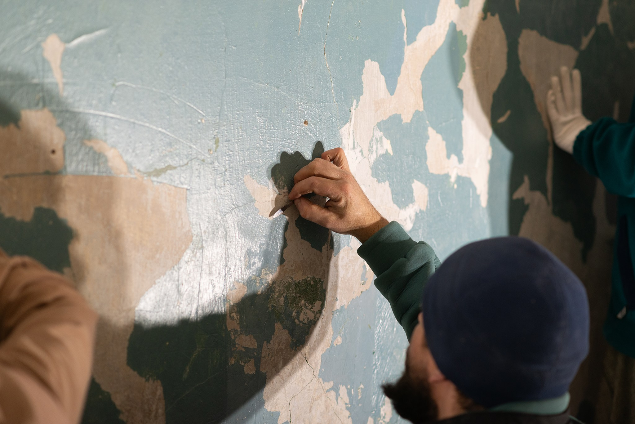 Фонд «Внимание». Расчистка росписей на Лахтинской 3. Репортажный фотограф в Санкт-Петербурге Анастасия Клёпова