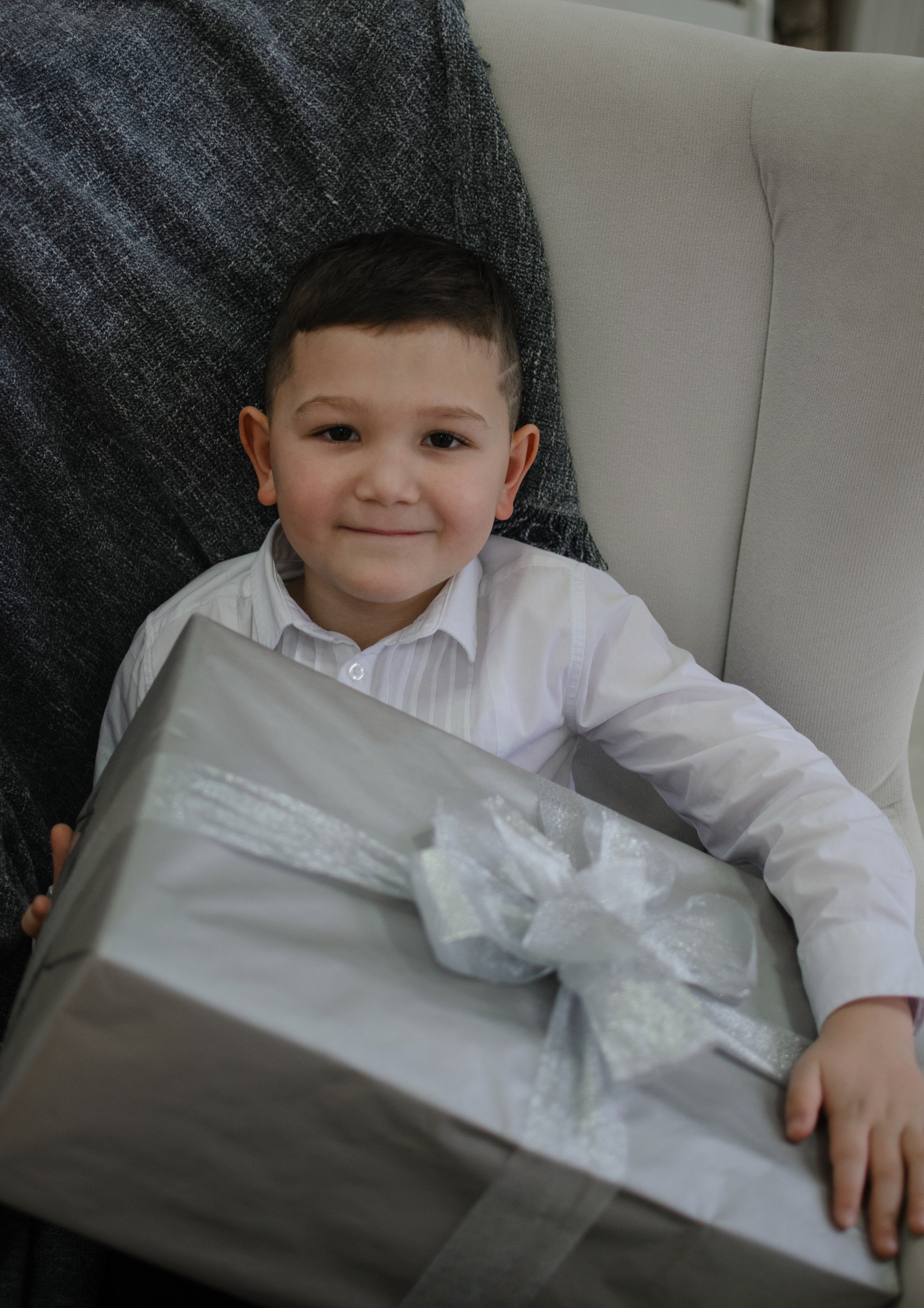 Мальчик с новогодним подарком