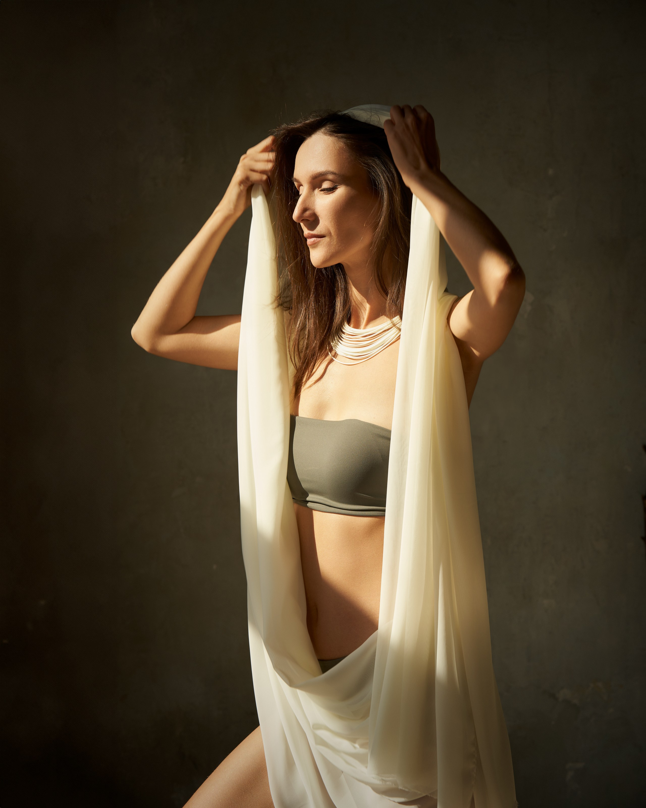 Фотосессия стройной девушки с тканью