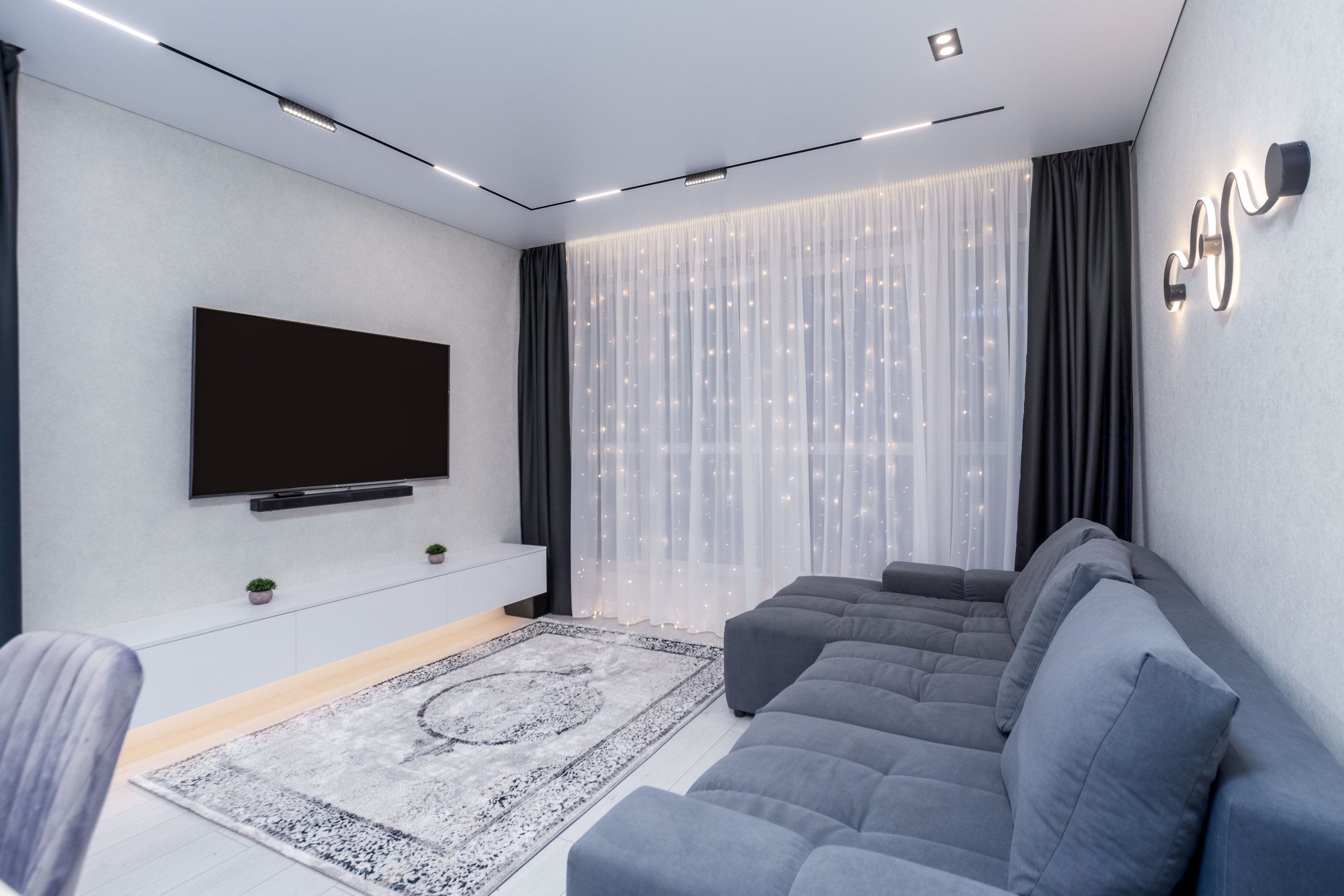 Интерьер гостиной дизайнерской трехкомнатной квартиры в Минск Мир