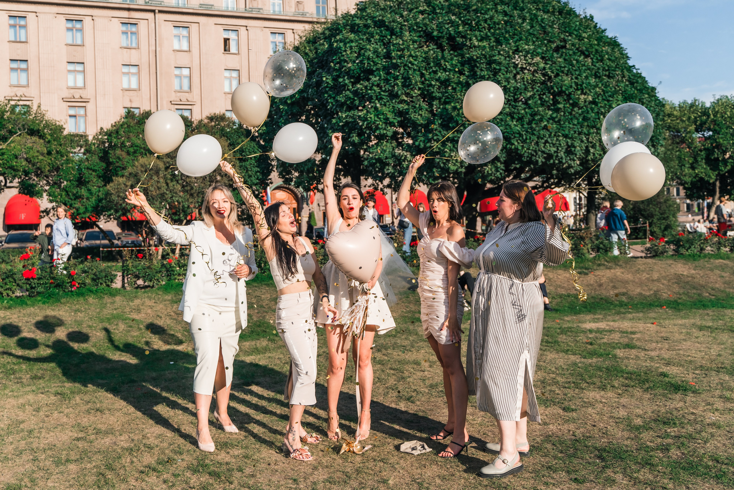 Фотосъемка девичника, встреча девушек, веселые женские портреты