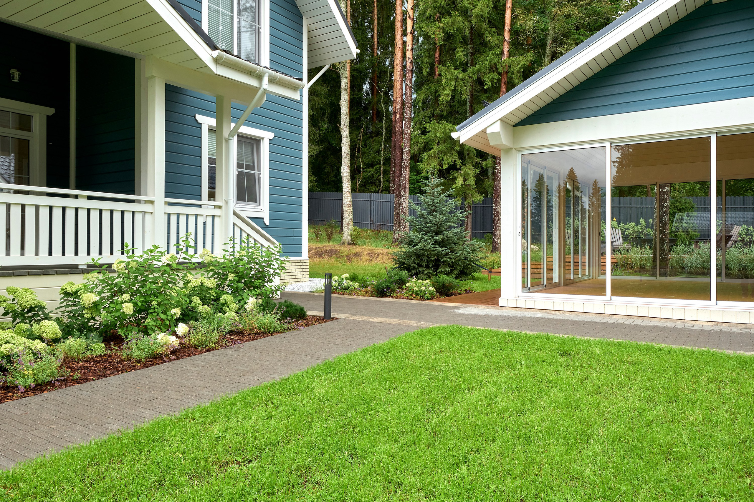 Фотосъемка реализованного проекта частного сада в Заполье для ландшафтной студии Хвоя. Фотограф Наталья Соловьева