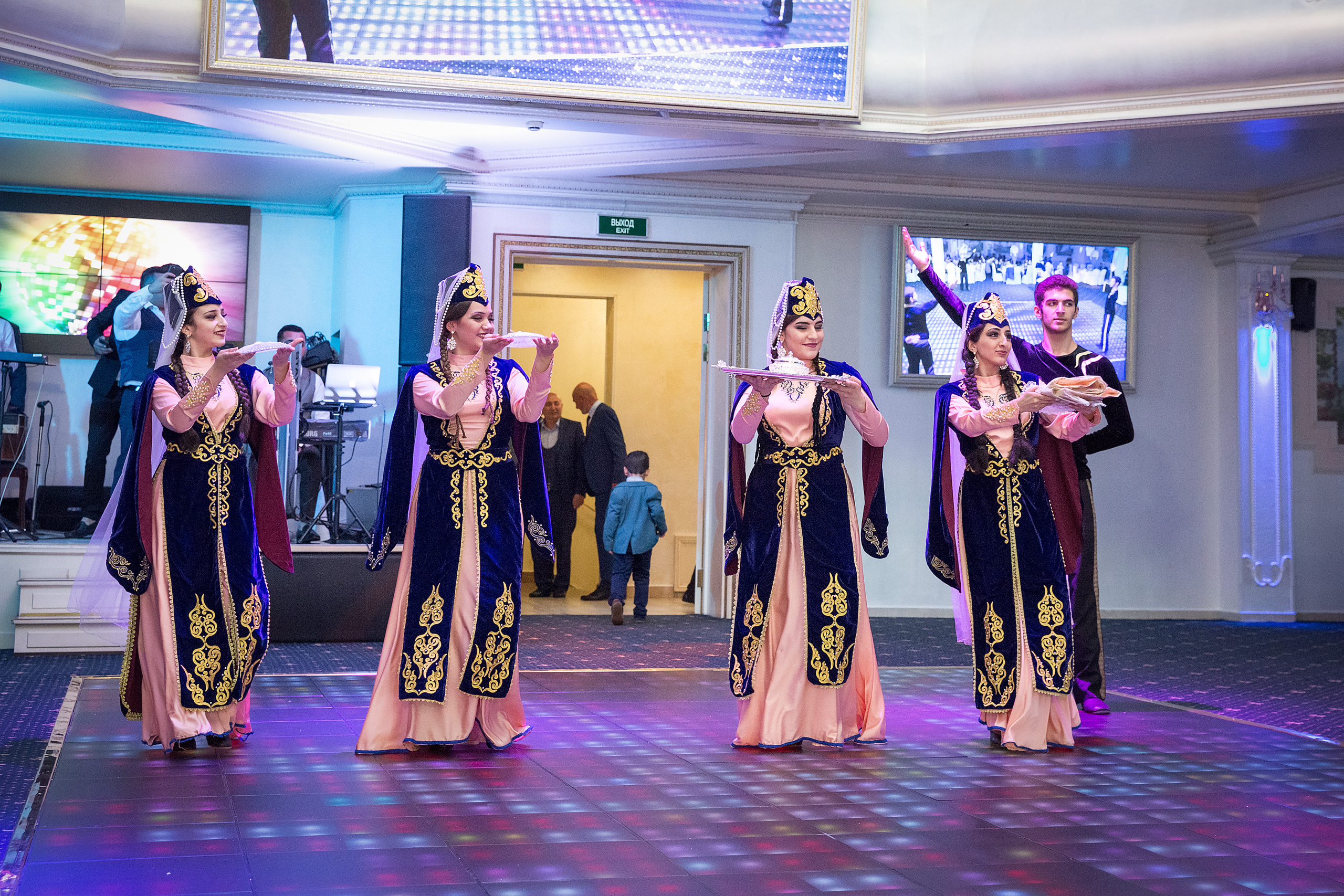 Давид и Нектар. Свадебные фотографы в Москве: Денис и Елена Пройдовы