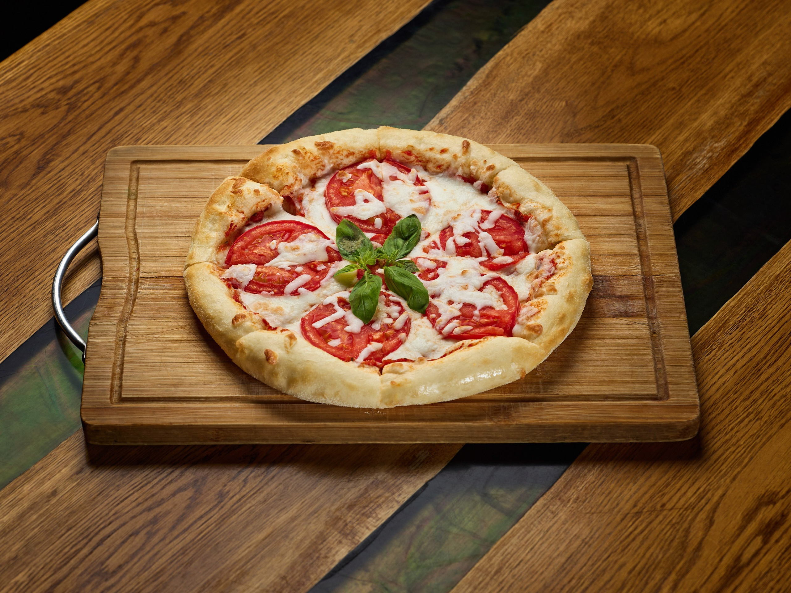 Фудфото пиццы в интерьере ресторана в Москве