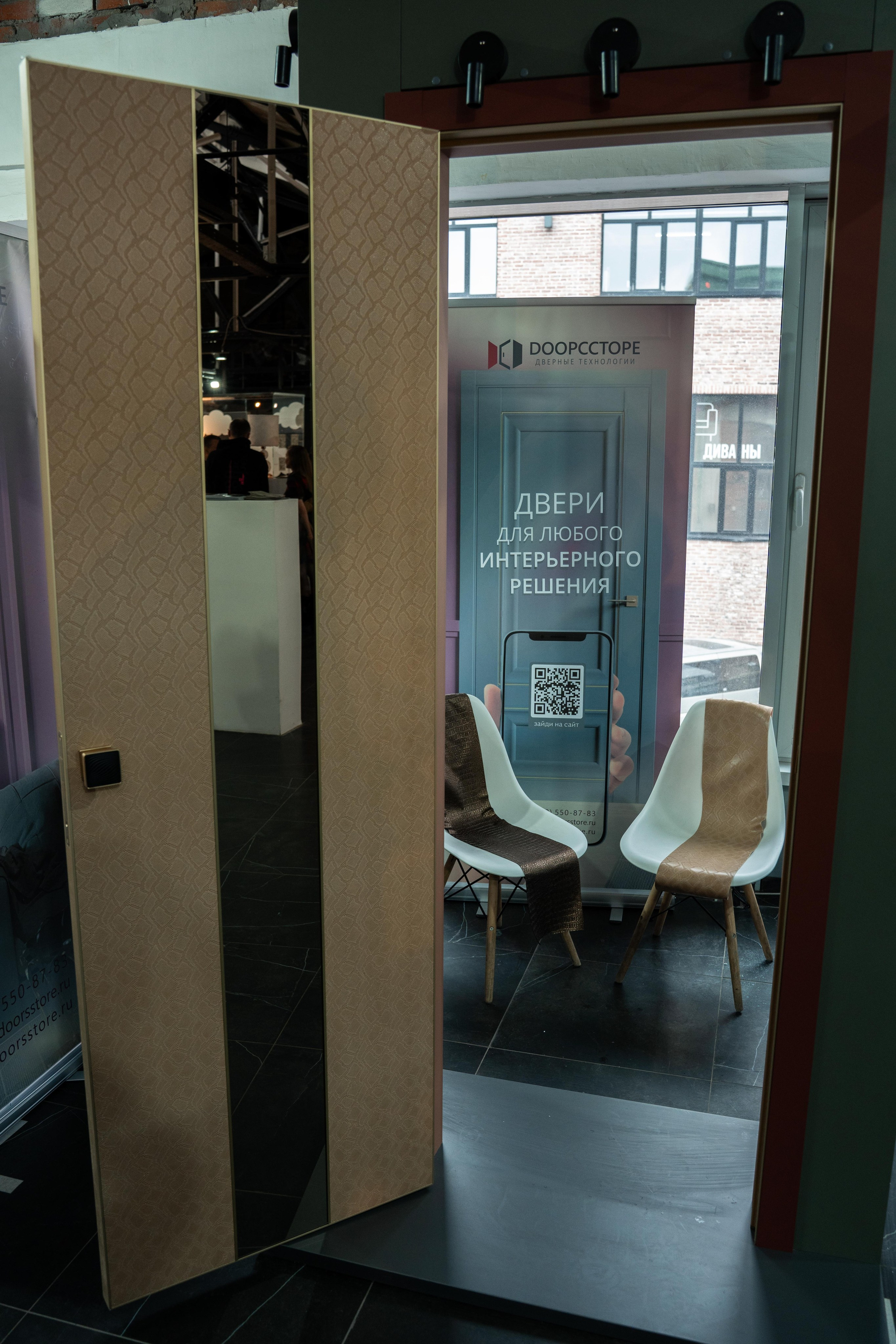 Roomer 23.04.2026. Коммерческий и художественный фотограф и видеограф в Москве Арсений Тургенев