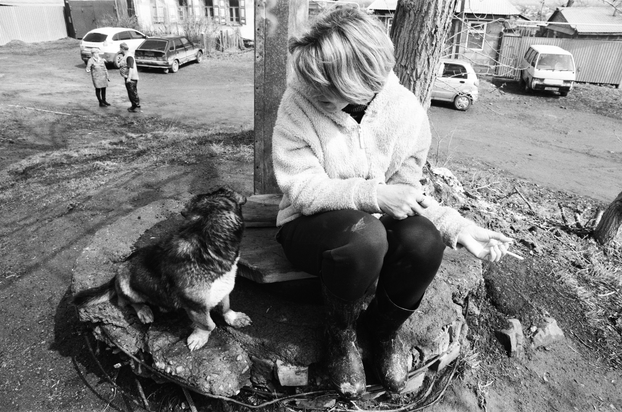 Женщина, потерявшая в потопе дом и живущая в Православной гимназии во имя святых Царственных Страстотерпцев у входа на территорию | 17.04.2024 / г. Орск