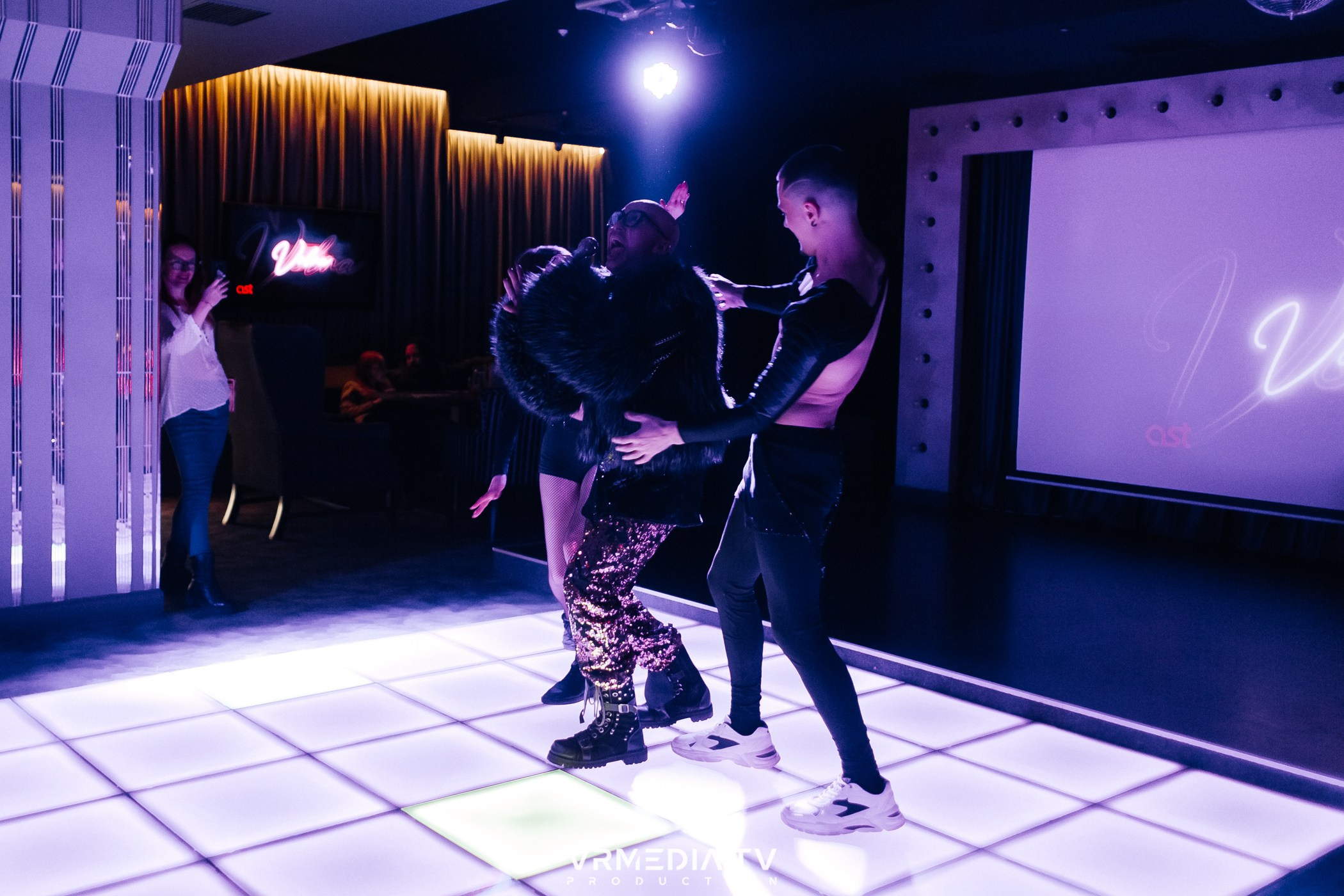 ЗИМА ХОЛОДА в караоке-баре «Volna»