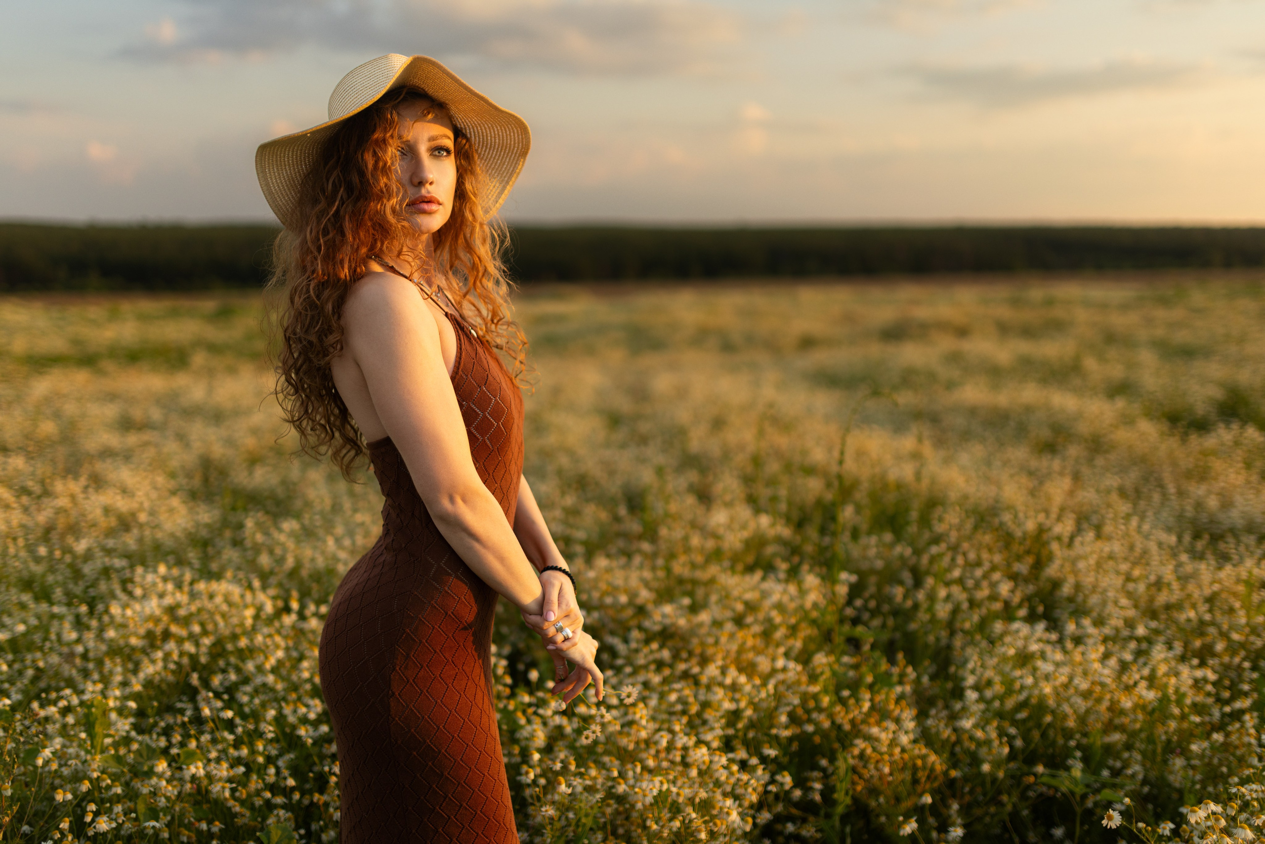 Фотосет на рассвете с Дианой в поле ромашек и пшеницы в формате для «себя». Дмитрий Шульгин, портретный фотограф в Воронеже