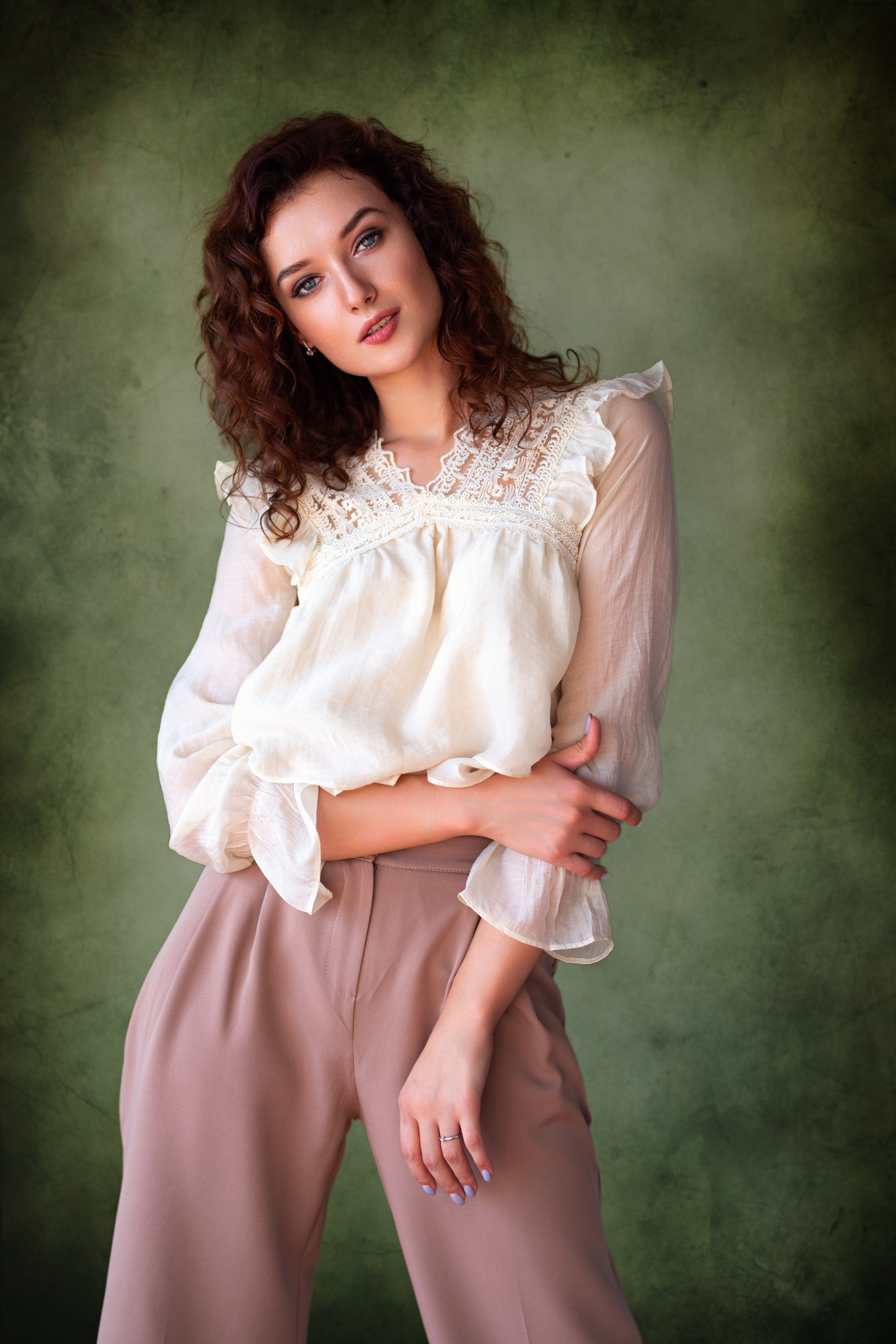 Фотосет с Анастасией в студии с минимальным интерьером в формате для «себя»