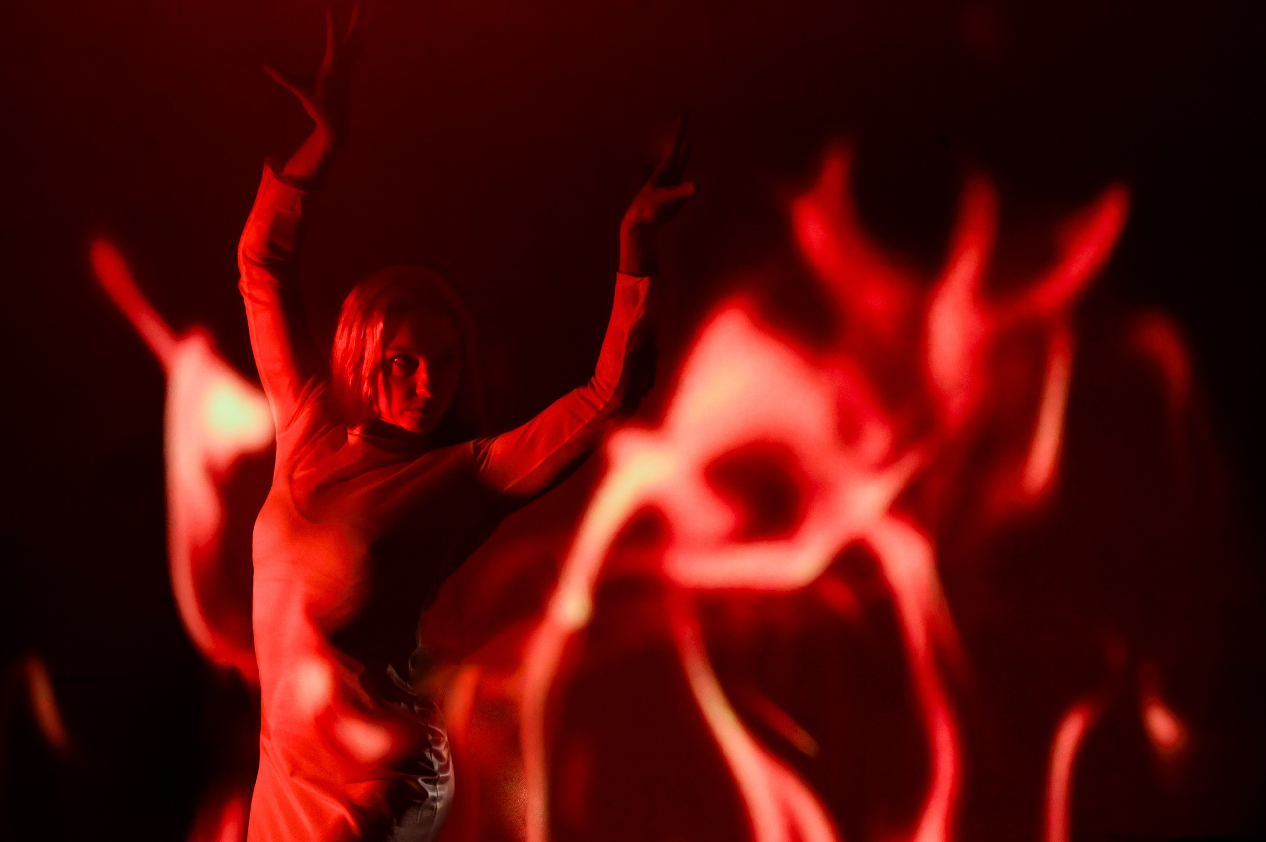 Фото проект "Женщина-стихия" представленный на выставке в Дюссельдорфе Германия июль 2025 года. Спортивный фотограф в Москве Фадеева Ирина. Соревнования, турниры, чемпионаты по танцам. отчетные концерты, съемка под водой