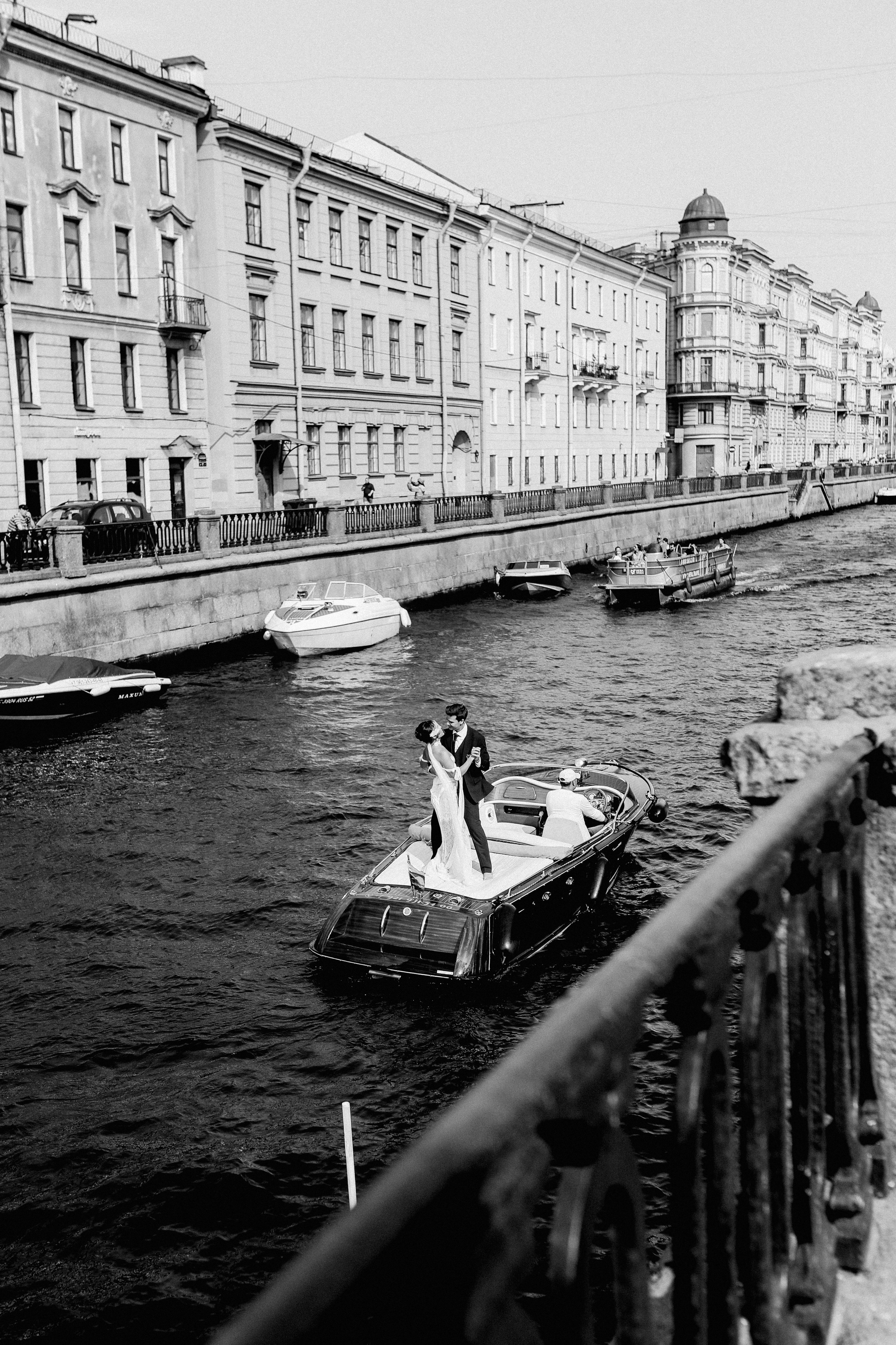 Роспись и прогулка на катере. Свадебный фотограф СПБ Юлия Брикстон