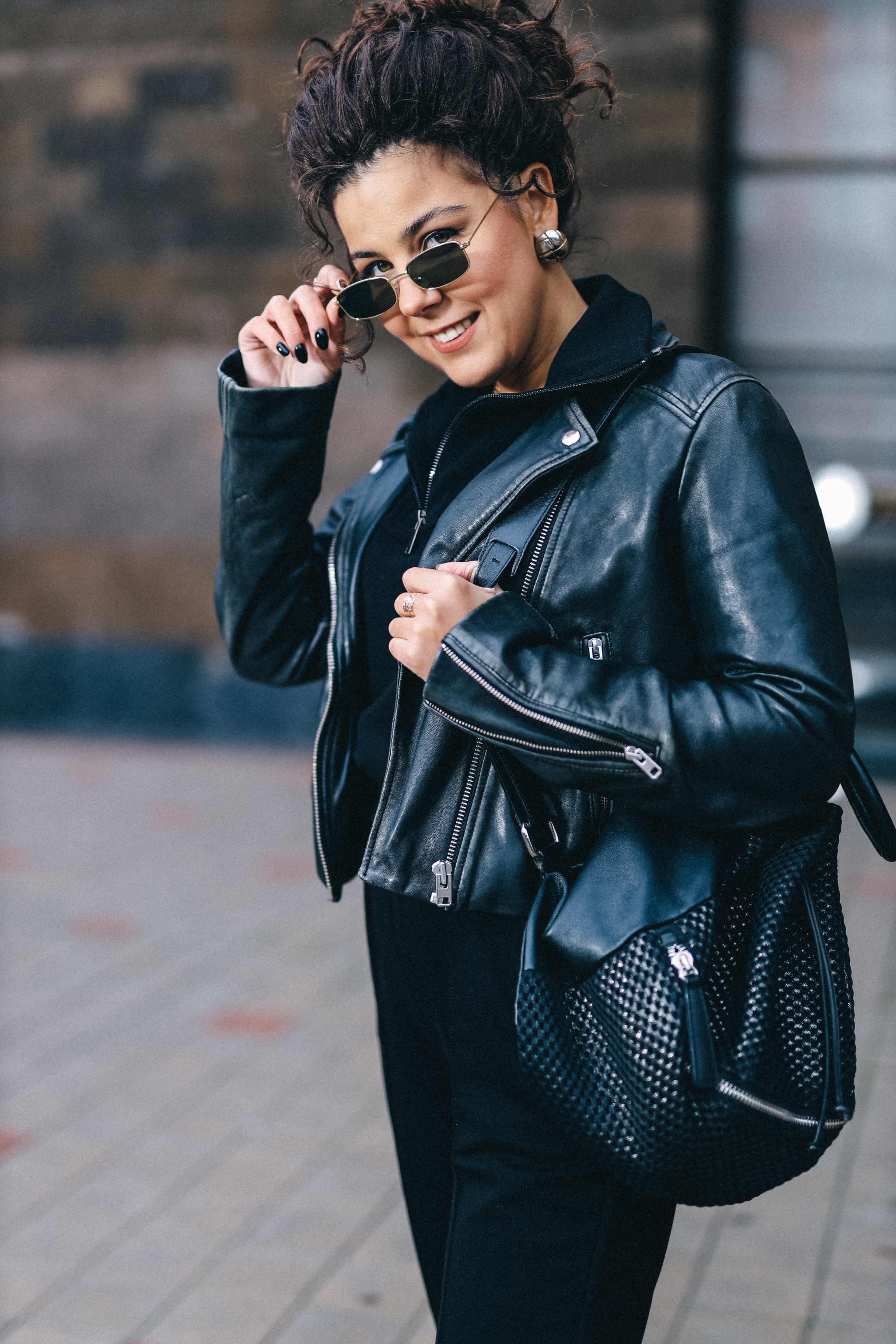 Девушка в черной косухе: смелый образ и открытые эмоции. Семейный и свадебный фотограф Ростове-на-Дону