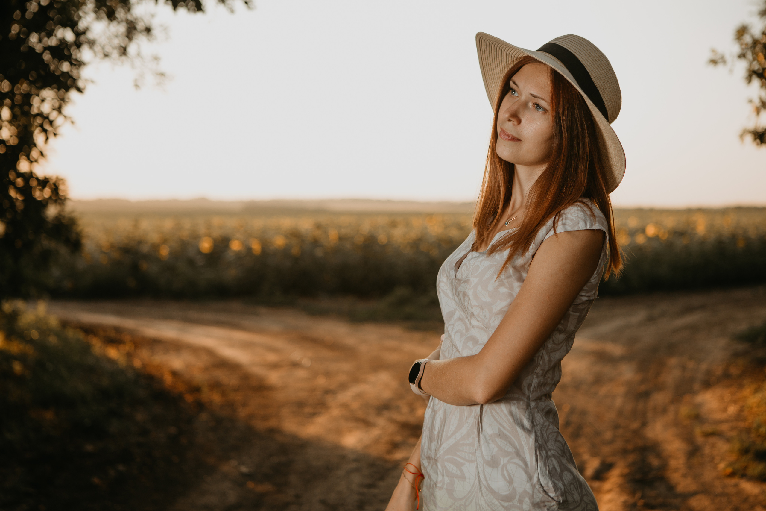 Девушка в шляпе среди подсолнухов: Романтическая фотосессия в поле. Семейный и свадебный фотограф Ростове-на-Дону