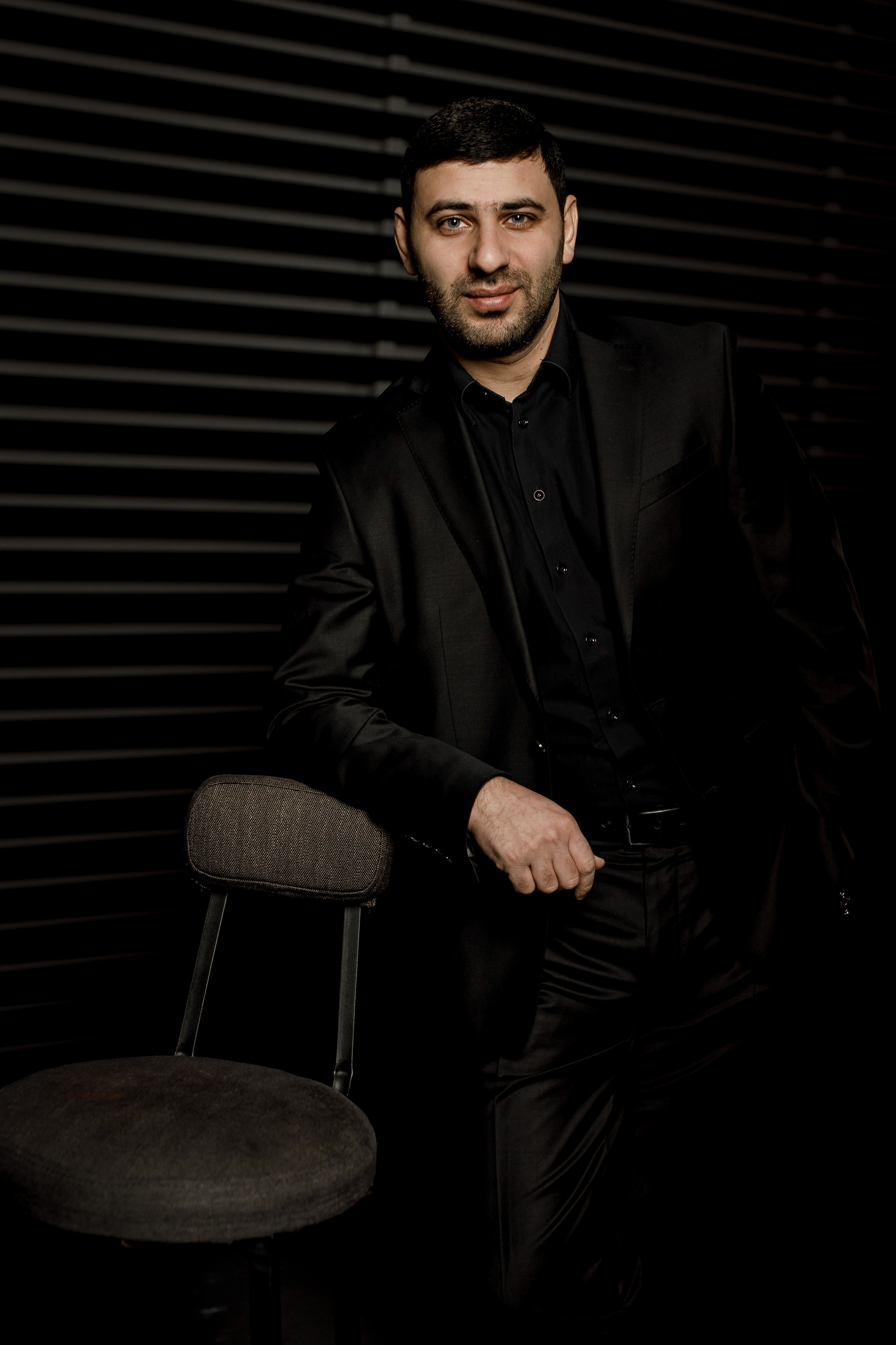 Лицо праздника: Профессиональный портрет свадебного ведущего. Семейный и свадебный фотограф Ростове-на-Дону