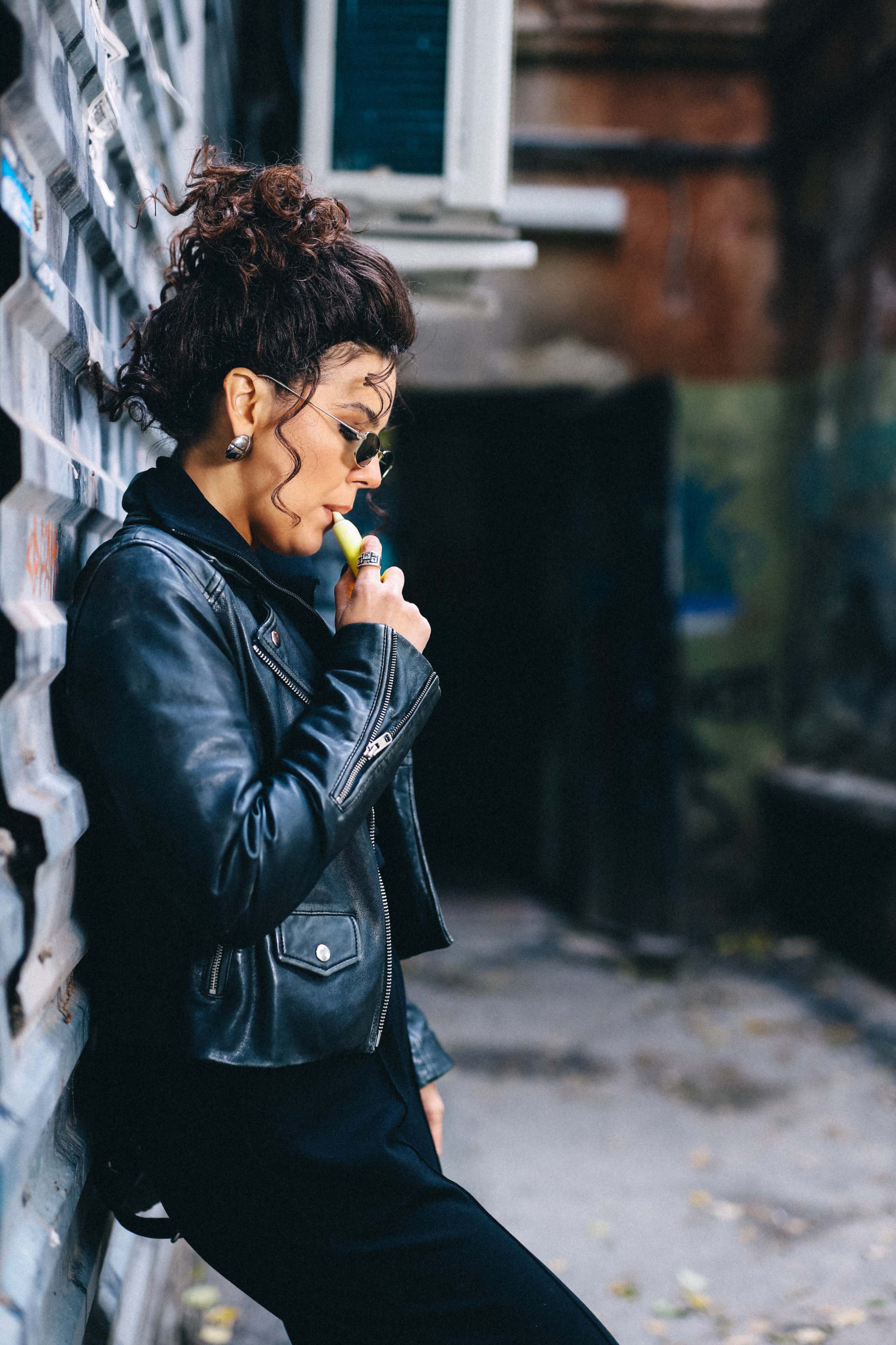 Девушка в черной косухе: смелый образ и открытые эмоции. Семейный и свадебный фотограф Ростове-на-Дону