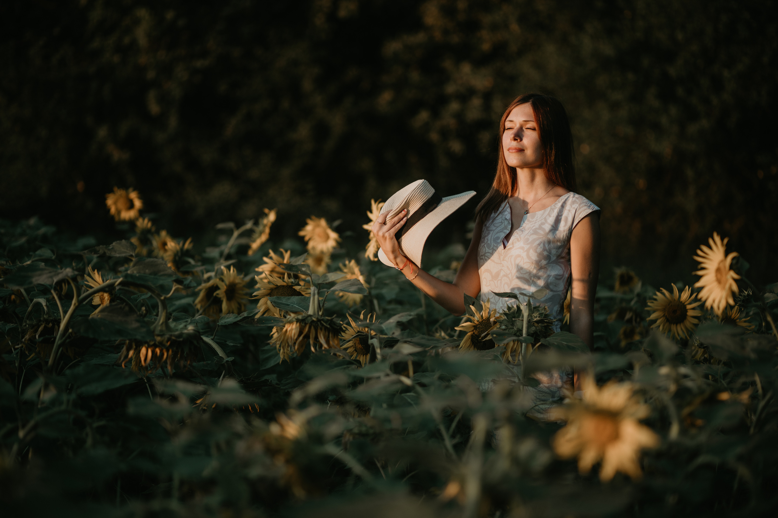 Девушка в шляпе среди подсолнухов: Романтическая фотосессия в поле. Семейный и свадебный фотограф Ростове-на-Дону
