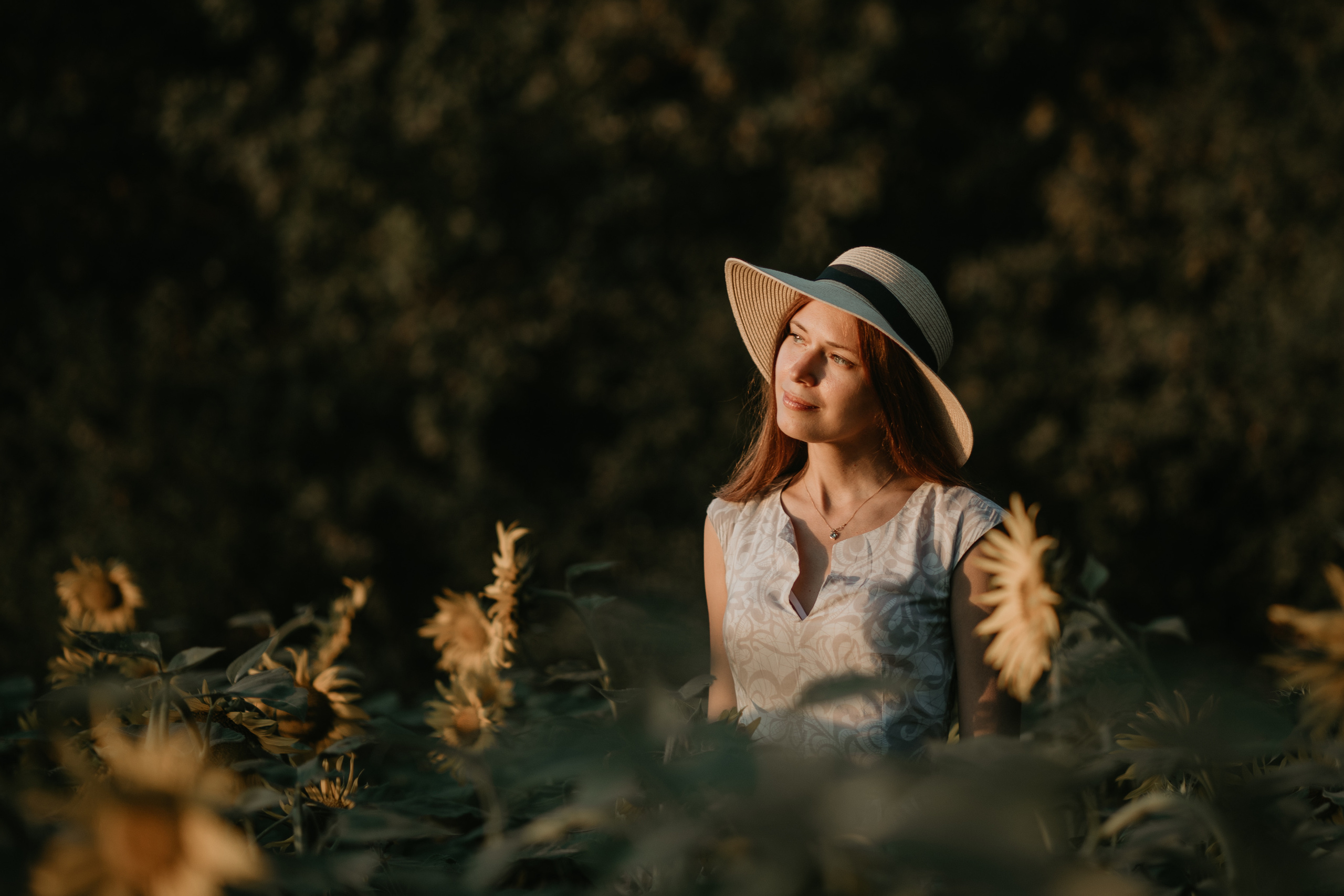 Девушка в шляпе среди подсолнухов: Романтическая фотосессия в поле. Семейный и свадебный фотограф Ростове-на-Дону