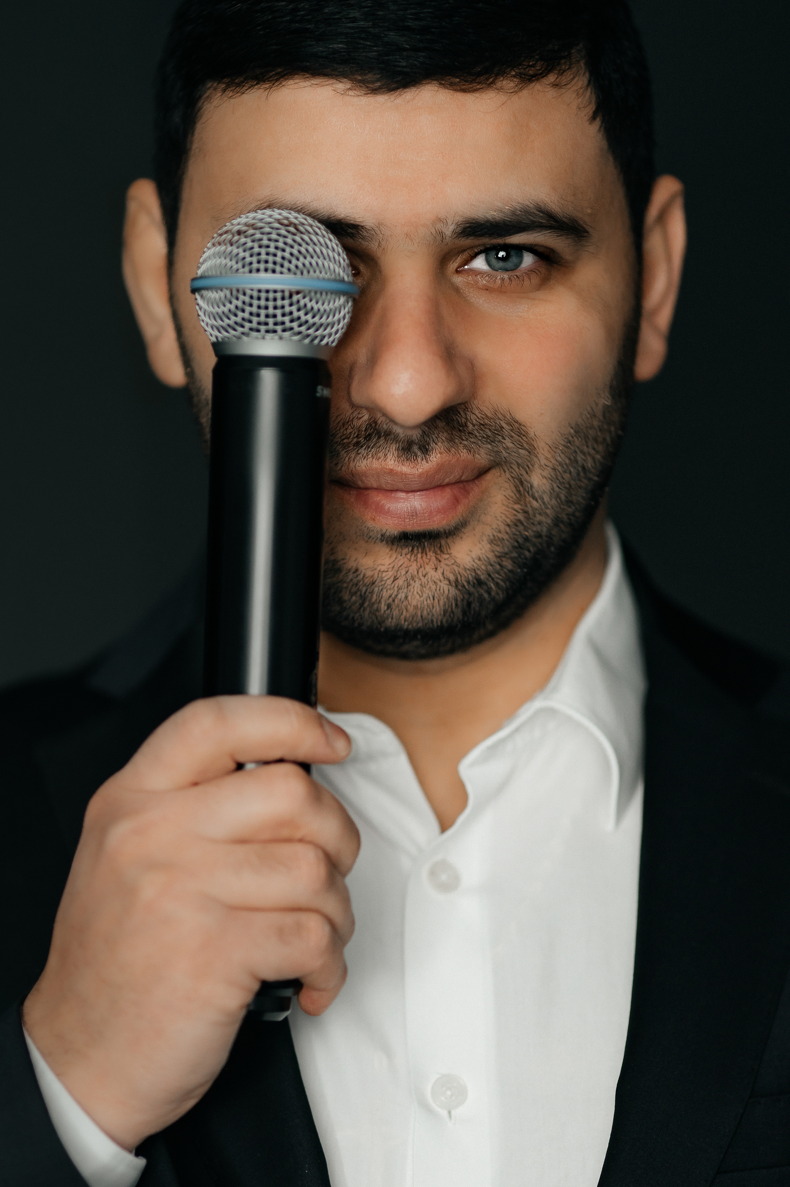 Лицо праздника: Профессиональный портрет свадебного ведущего. Семейный и свадебный фотограф Ростове-на-Дону