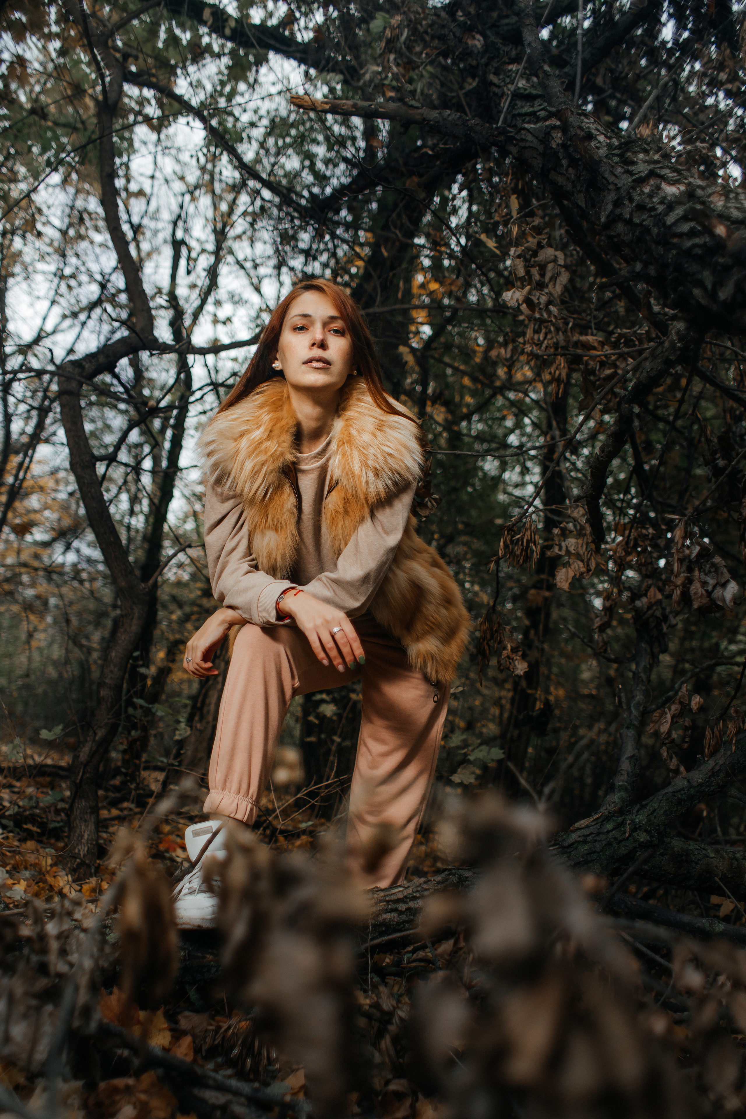 Аинственная фотосессия в лесу в шубке из лисицы. Семейный и свадебный фотограф Ростове-на-Дону
