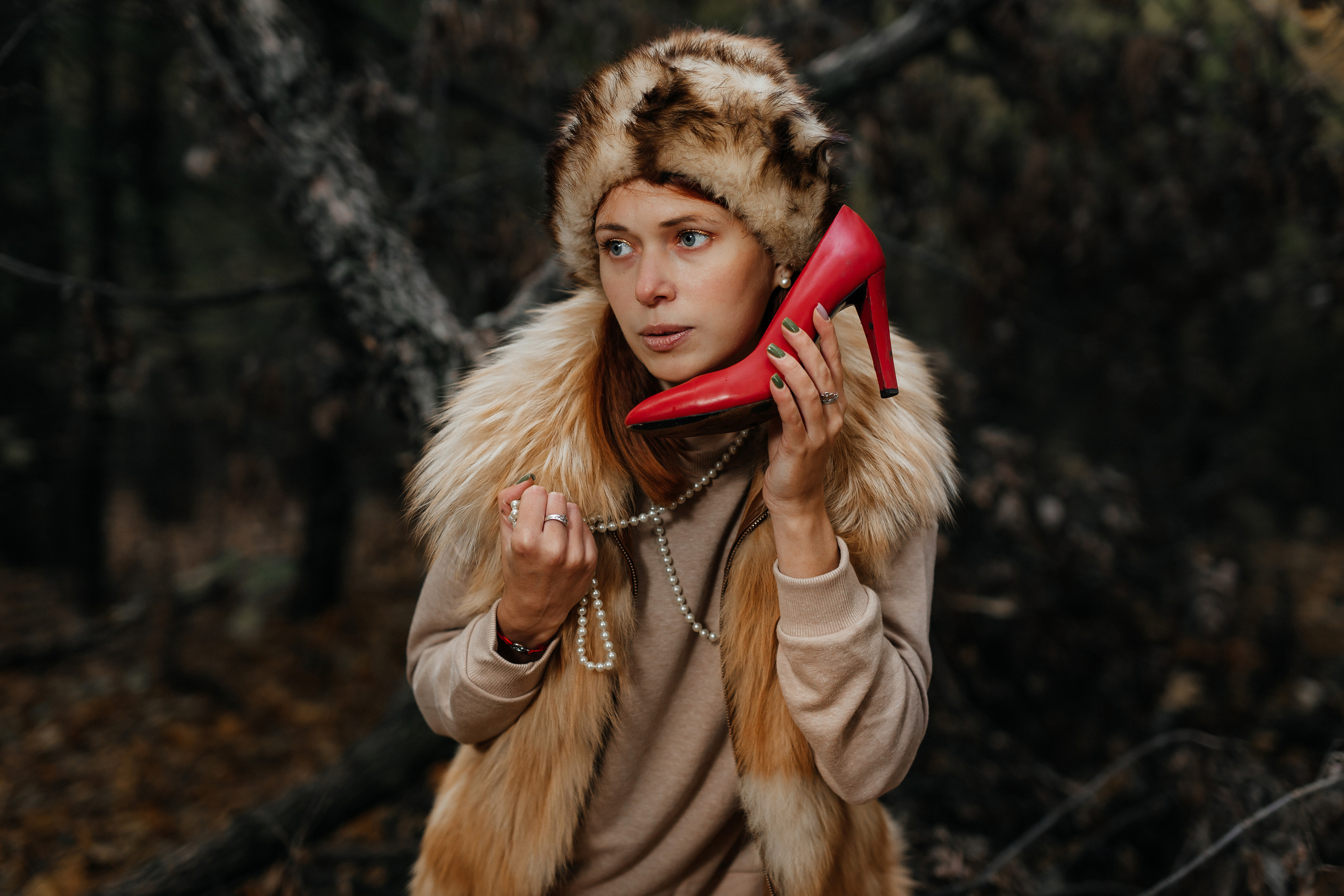 Аинственная фотосессия в лесу в шубке из лисицы. Семейный и свадебный фотограф Ростове-на-Дону